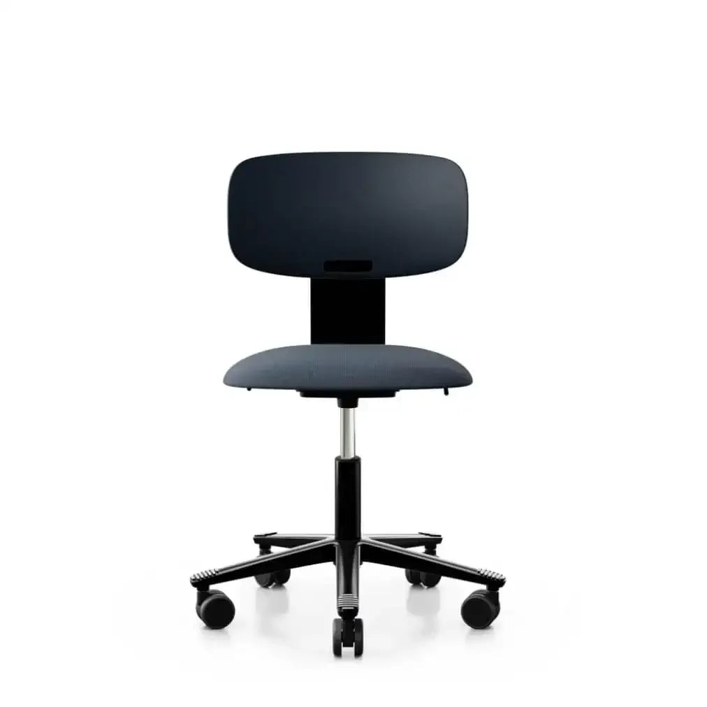 Czarne krzesło biurowe na kółkach, ergonomiczne, idealne do home office