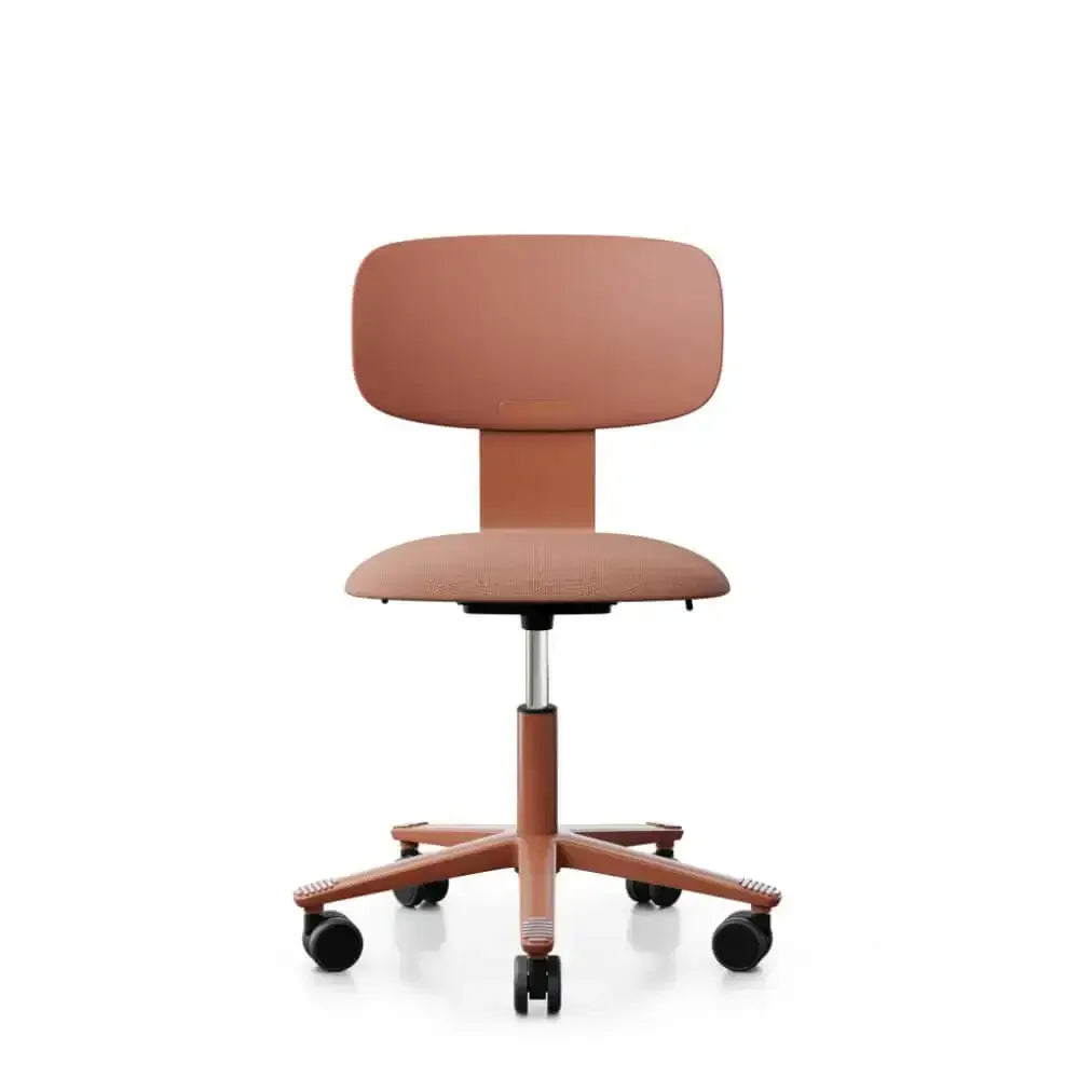 Nowoczesne biurowe krzesło obrotowe w kolorze ceglastym na kółkach, ergonomiczne siedzisko.