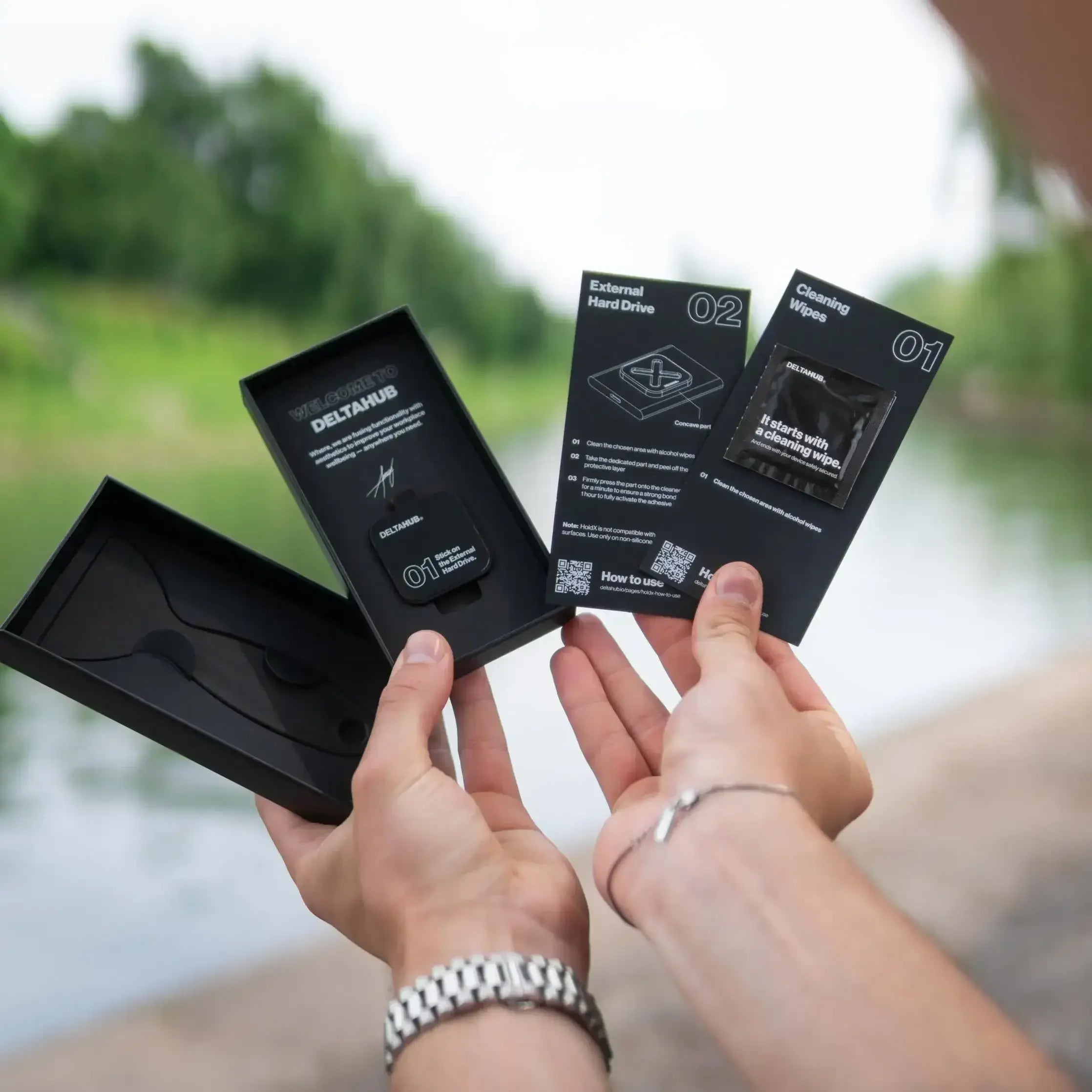 Zestaw akcesoriów biurowych DeltaHub w eleganckim opakowaniu, instrukcja i ściereczka do czyszczenia