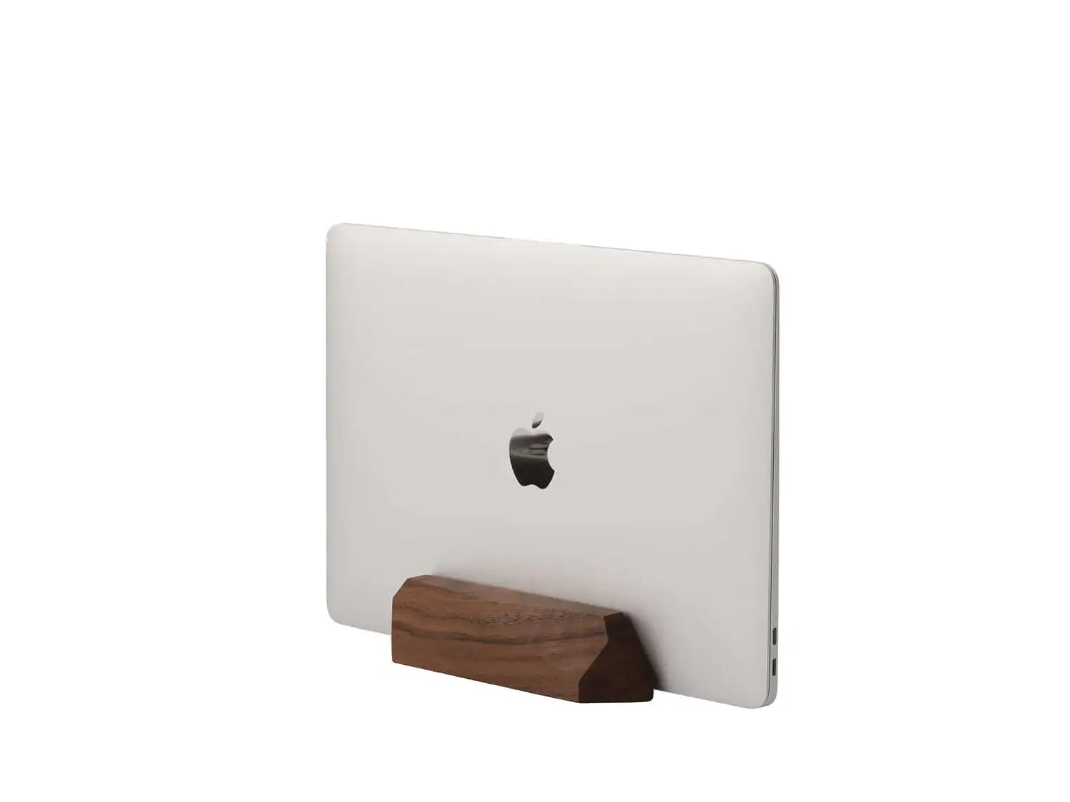MacBook na drewnianej podstawce, minimalistyczny stand do laptopa, białe tło