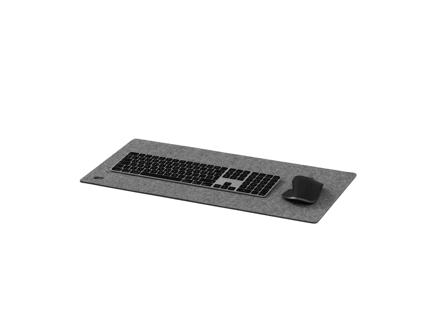 Czarna klawiatura mechaniczna i mysz na szarej biurowej macie, akcesoria desk setup