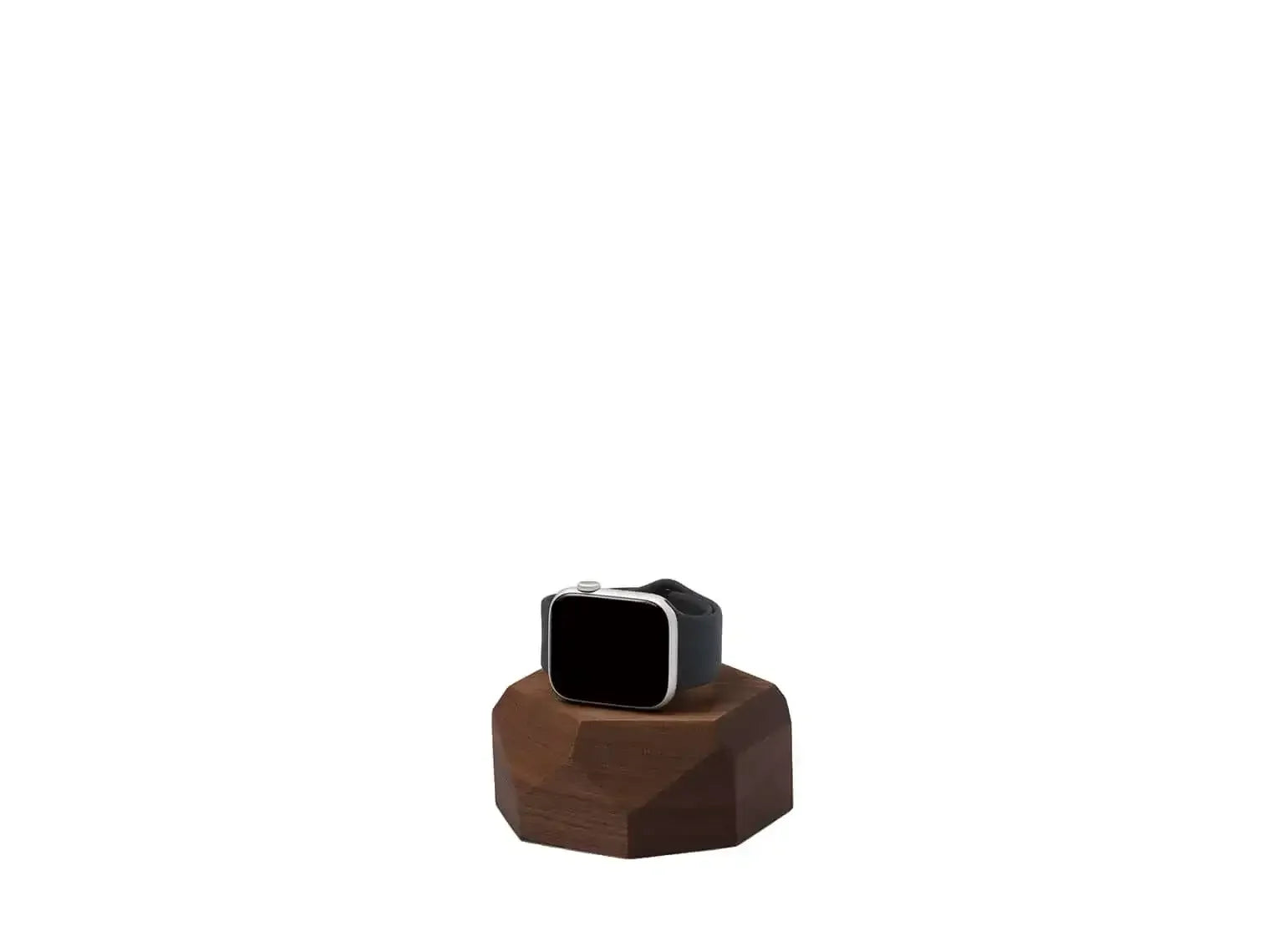 Drewniany stojak na smartwatch z czarnym paskiem, minimalistyczny design biurowy