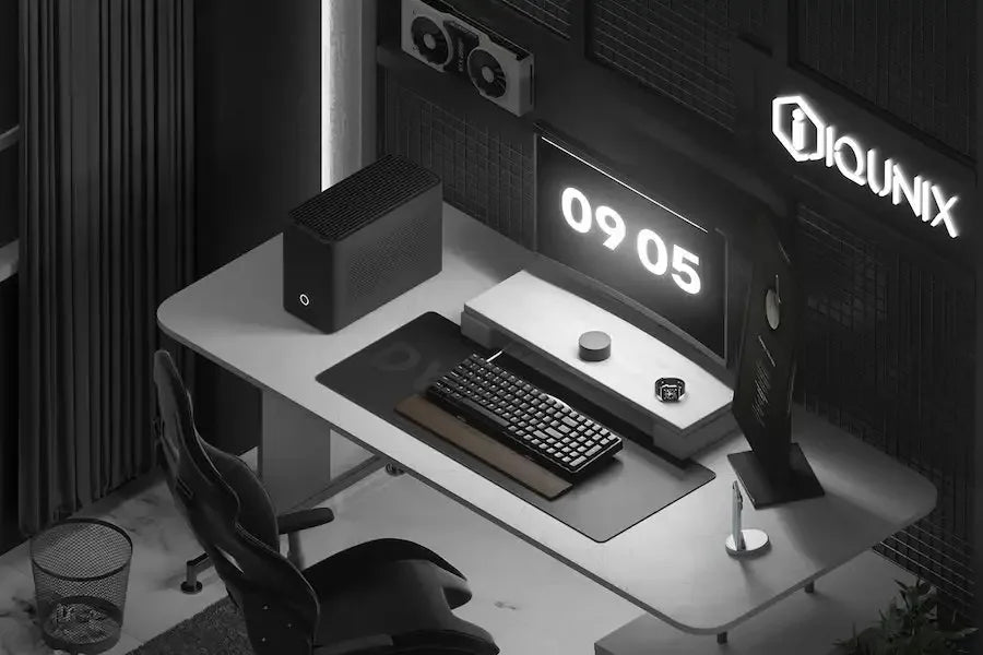 Nowoczesny desk setup z klawiaturą mechaniczną, monitorem i akcesoriami biurowymi