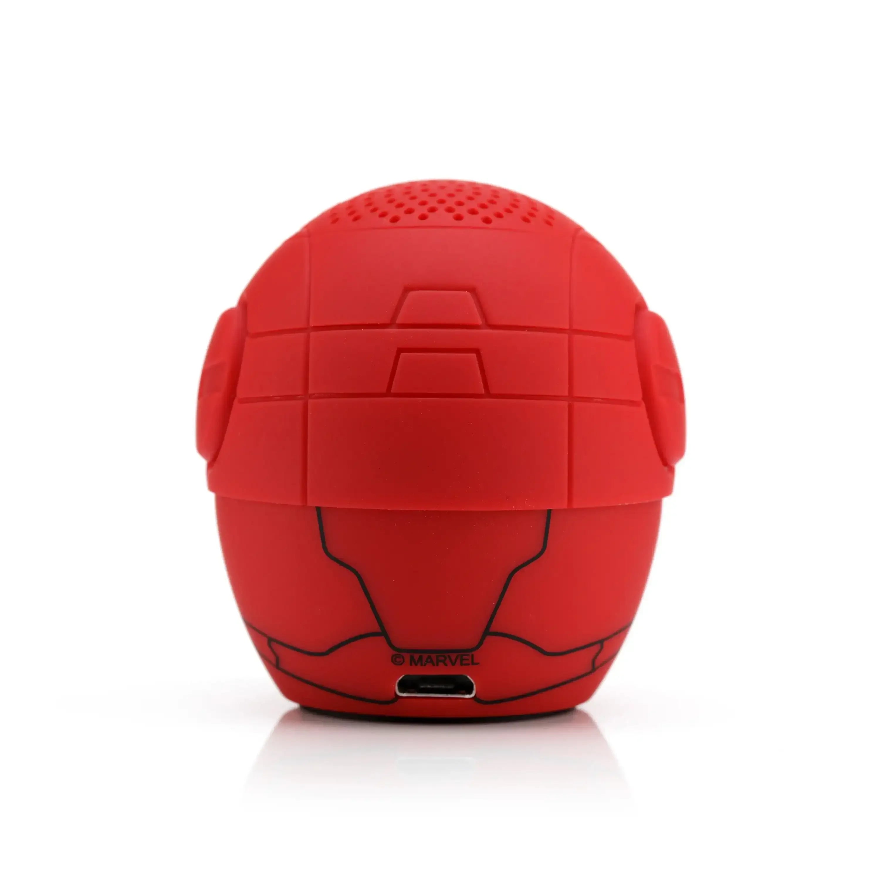 Czerwony głośnik Bluetooth w kształcie hełmu superbohatera z portem ładowania USB.