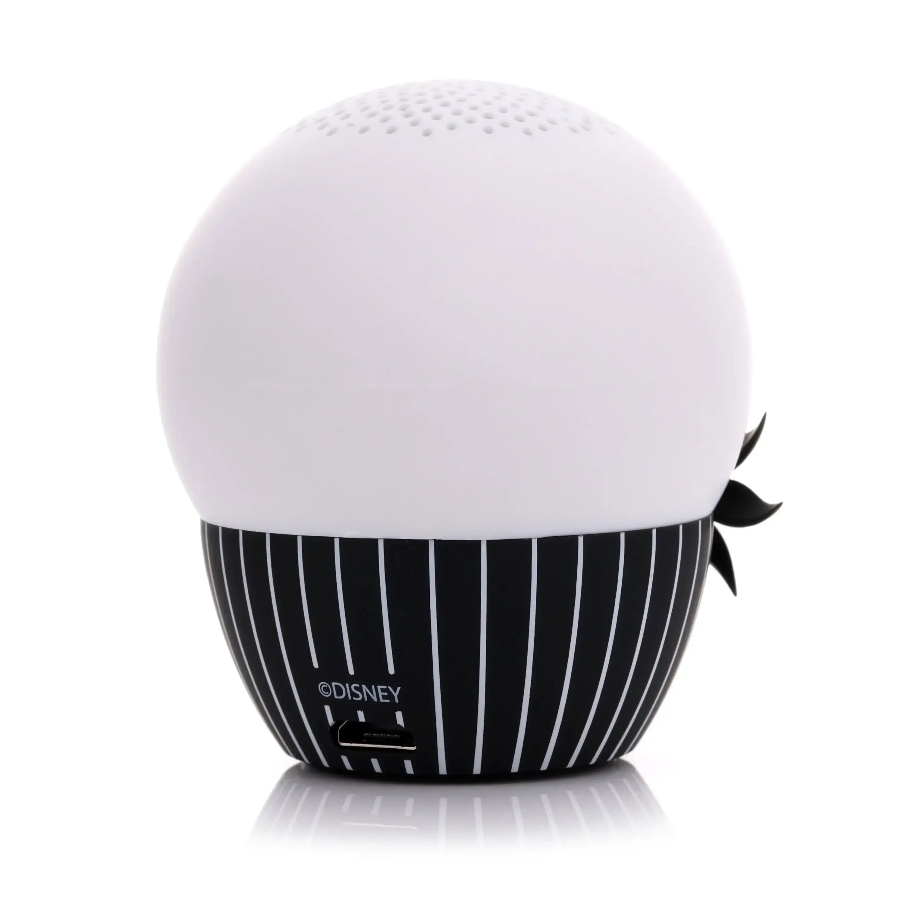 Głośnik Bluetooth w kształcie głowy Jacka Skellingtona z białą kopułą i czarną podstawą w paski.