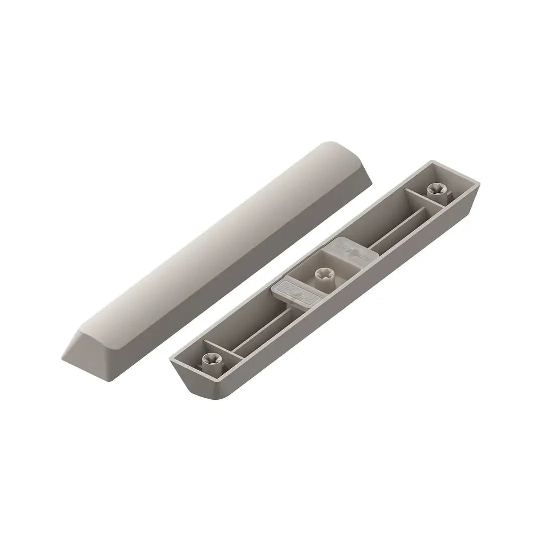 Szara plastikowa nasadka ochronna do klawiatury na białym tle, akcesoria komputerowe