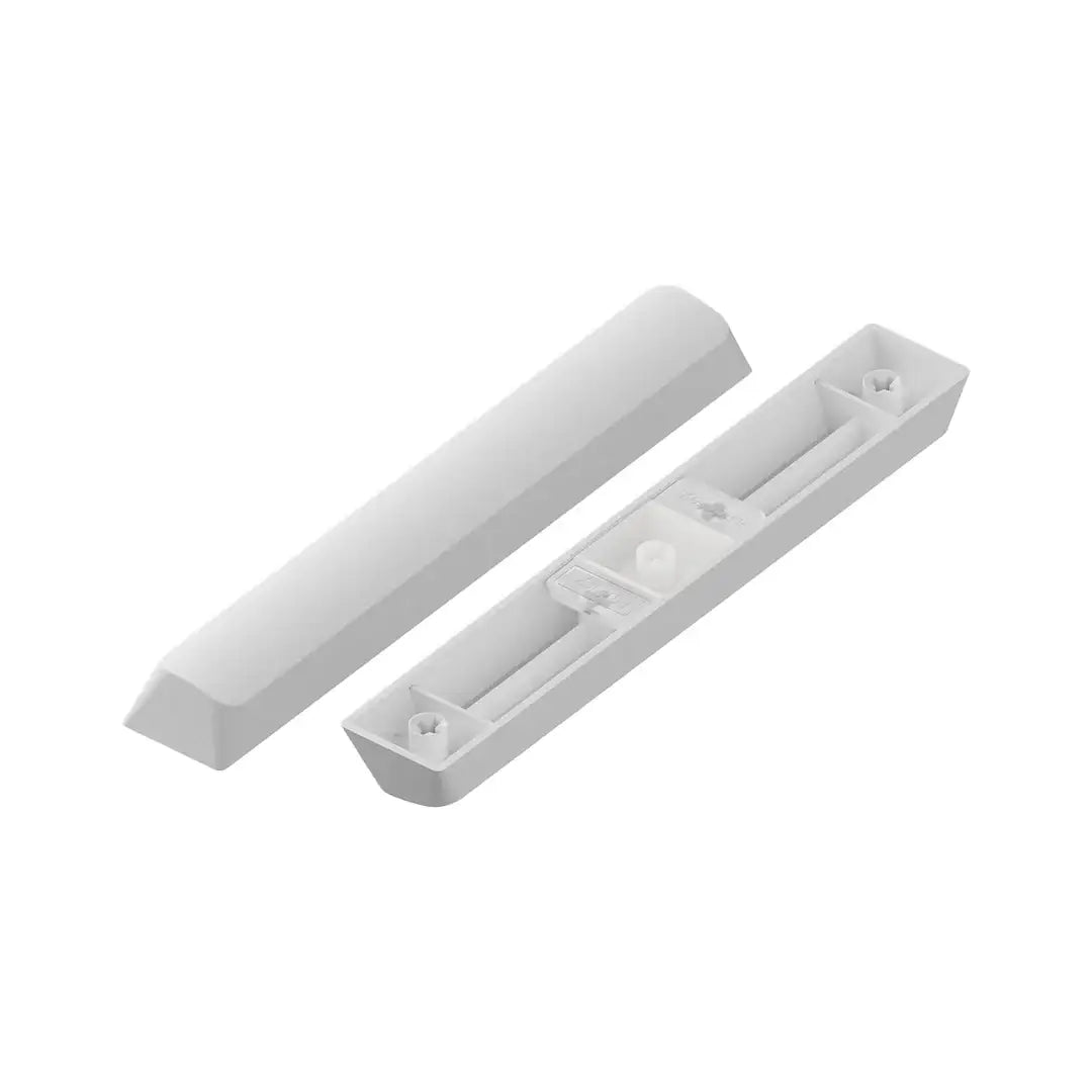 Biała klawiaturowa nakładka spacebar do klawiatury mechanicznej na białym tle