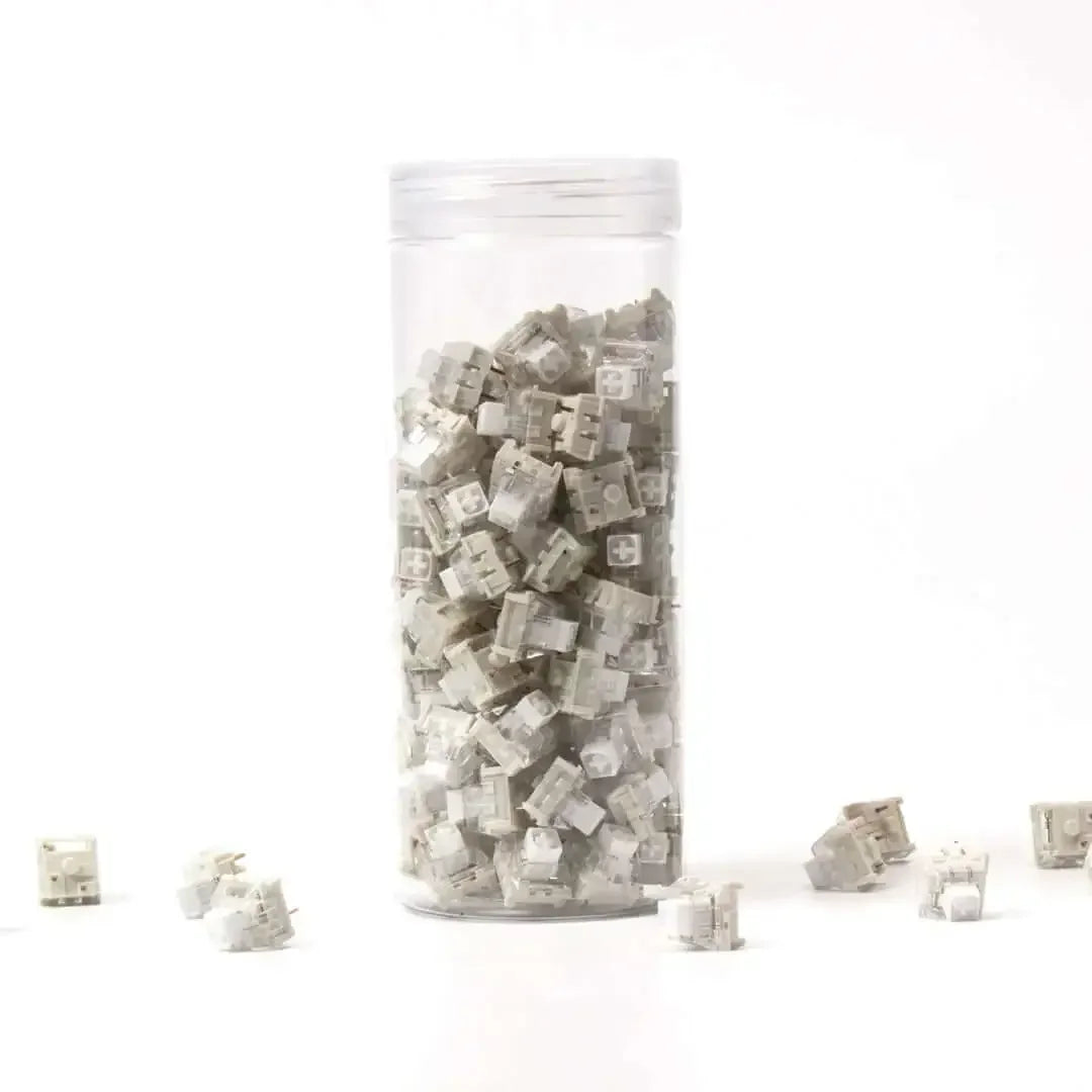 Przełączniki Kailh Box White do klawiatury mechanicznej w przezroczystym pojemniku na białym tle