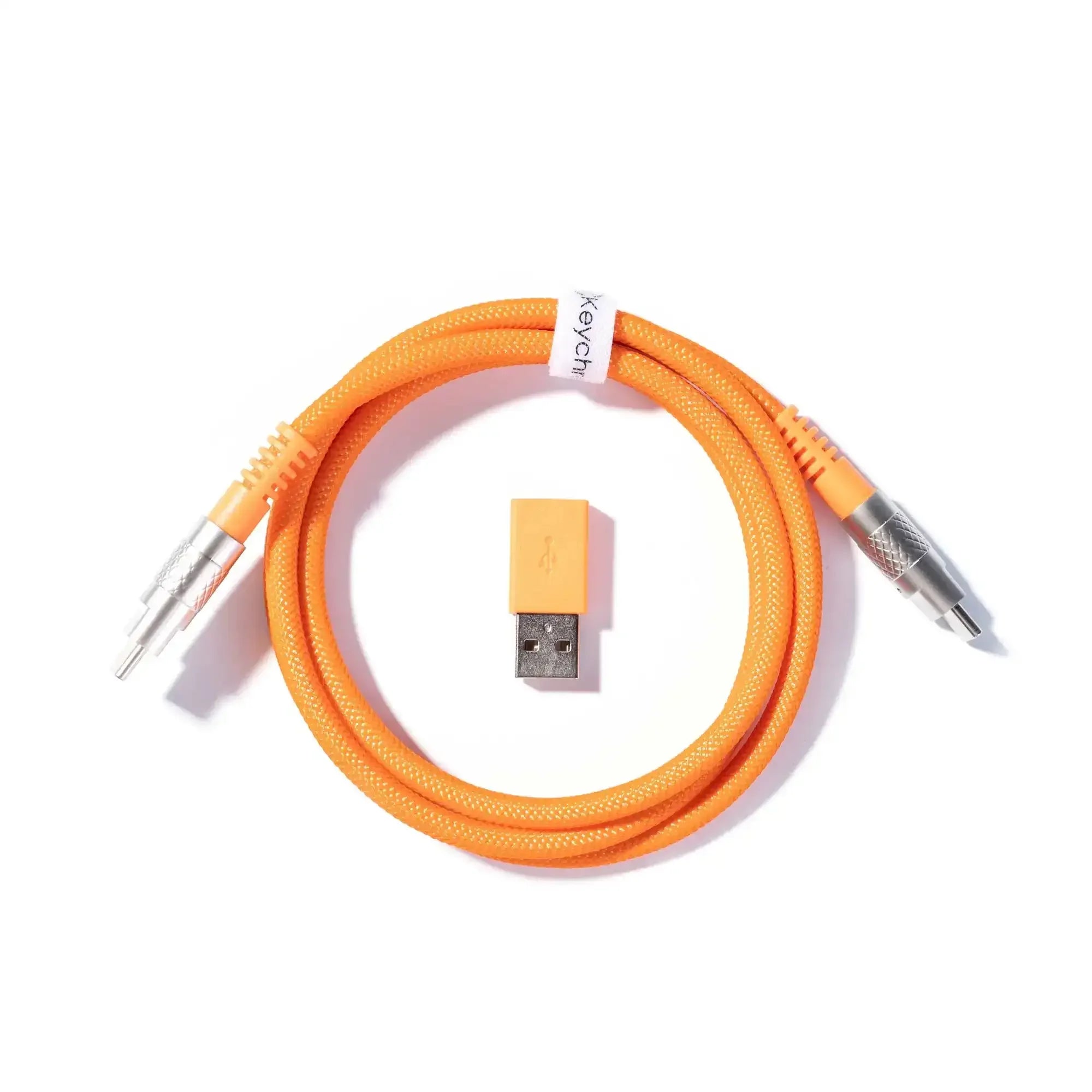 pomarańczowy przewód USB-C w oplocie do klawiatury mechanicznej, widok z góry