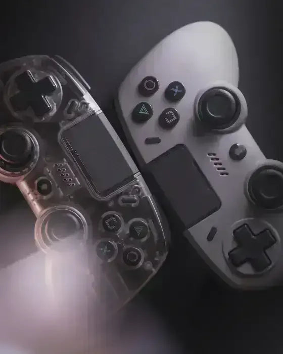 Dwa kontrolery do gier, jeden przezroczysty, drugi szary, na czarnym tle