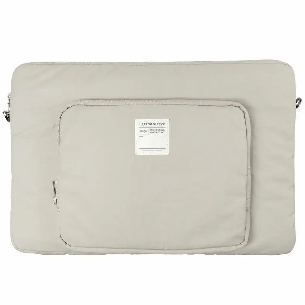 Beżowe etui na laptopa z dużą kieszenią z przodu, minimalistyczny design, akcesoria biurowe.