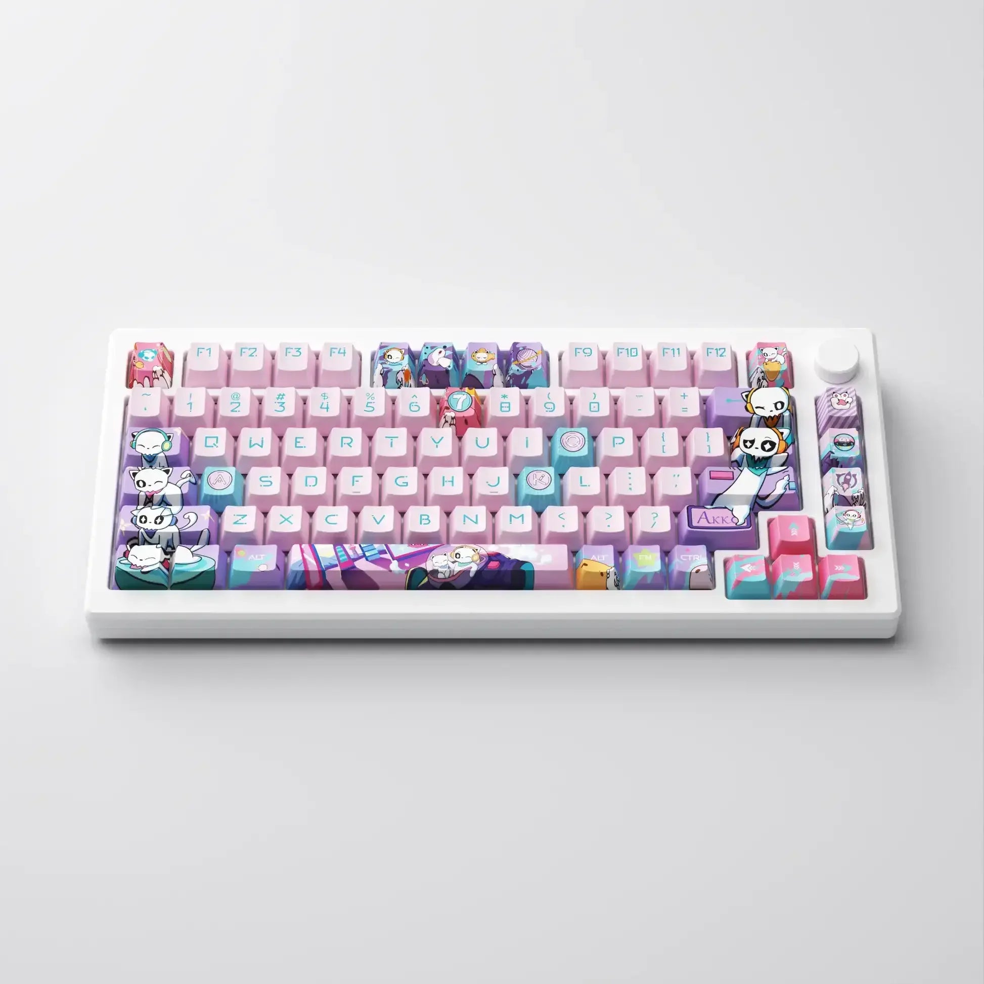 mechaniczna klawiatura z pastelowymi keycapami i motywem kotów, biurowy desk setup