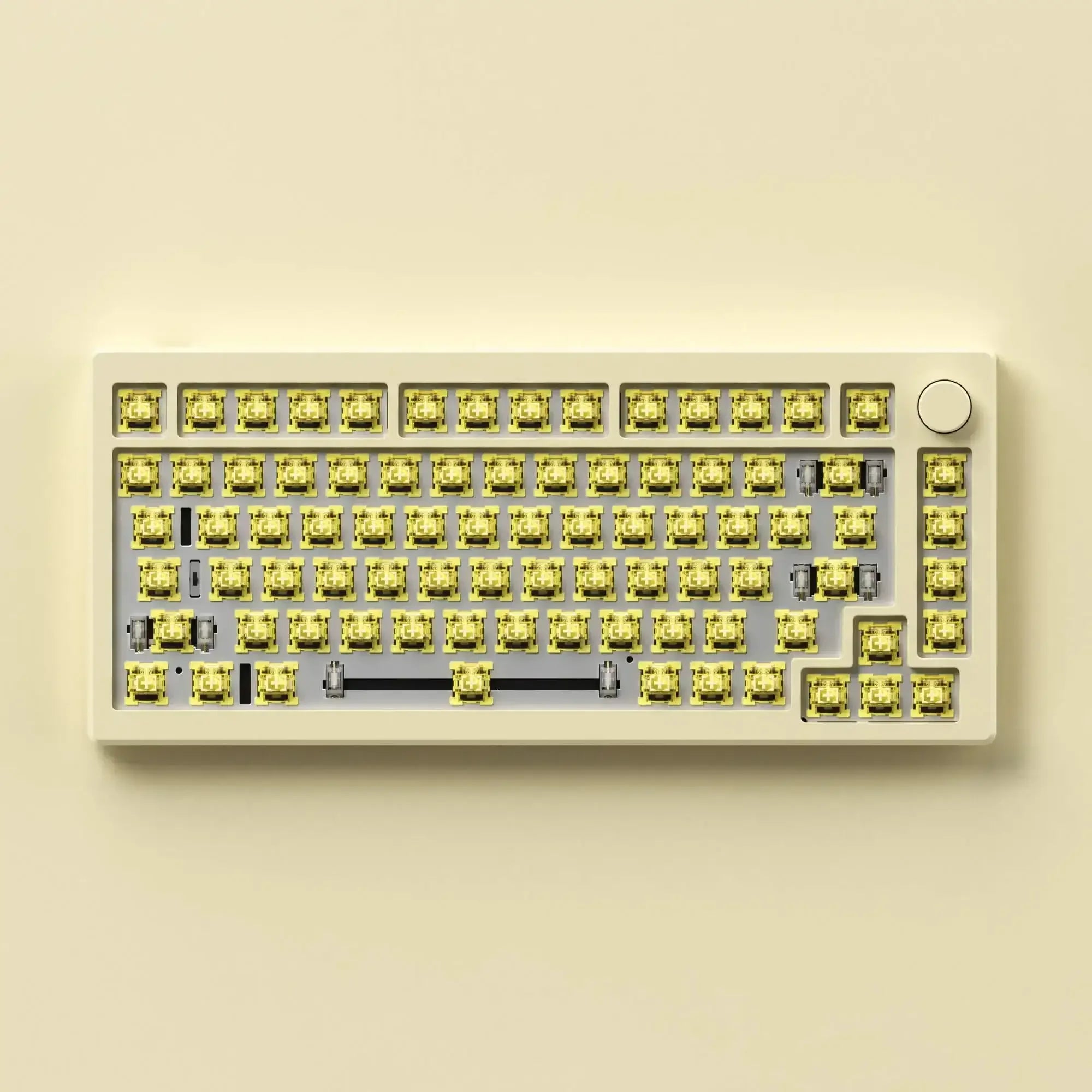 Kremowa klawiatura mechaniczna bez keycapów, żółte switche, kompaktowy layout