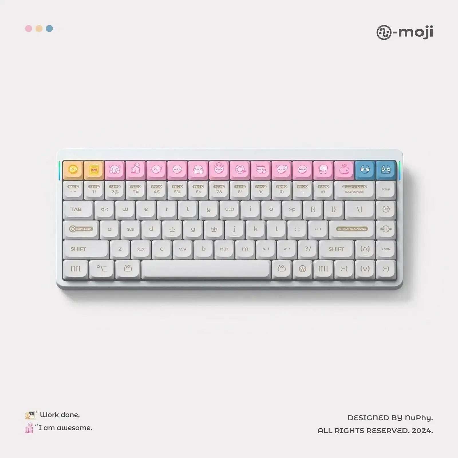 Klawiatura mechaniczna z białymi i kolorowymi keycapami emoji, idealna do desk setupu.