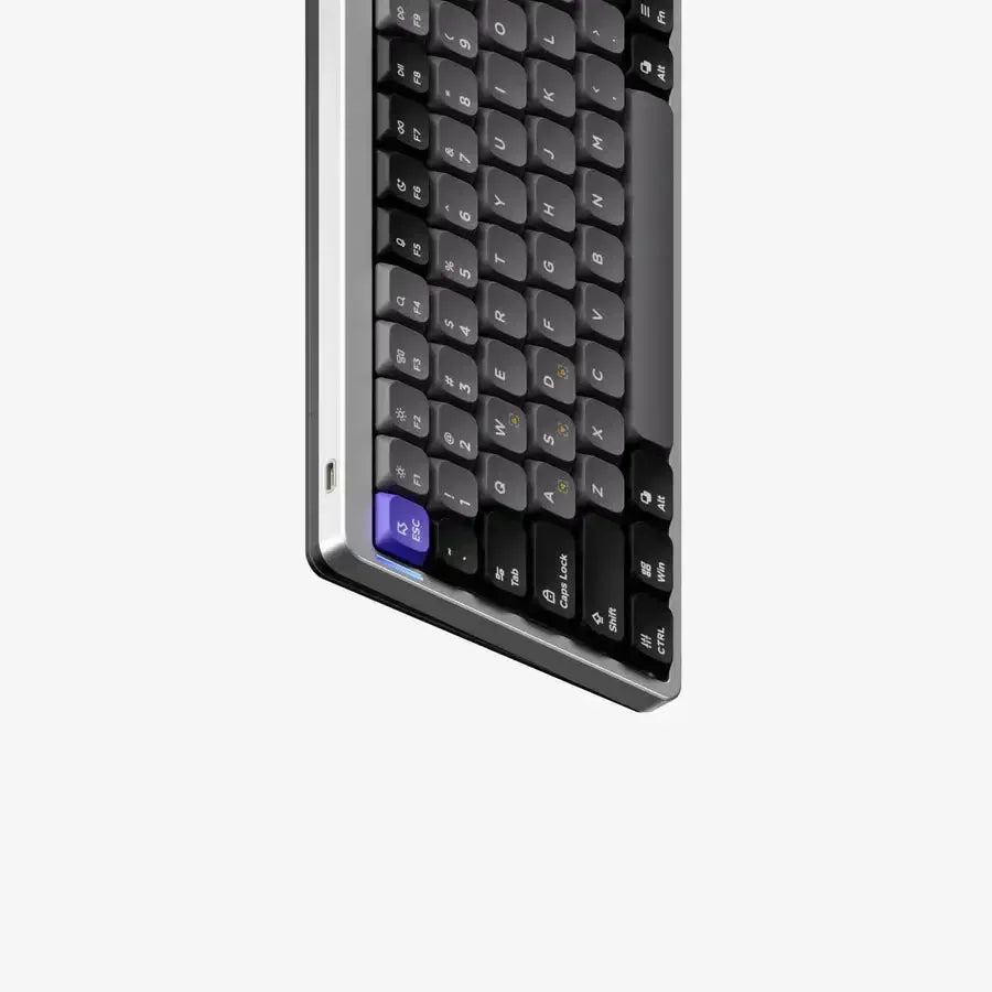 Czarna klawiatura mechaniczna z fioletowym klawiszem ESC, minimalistyczny design