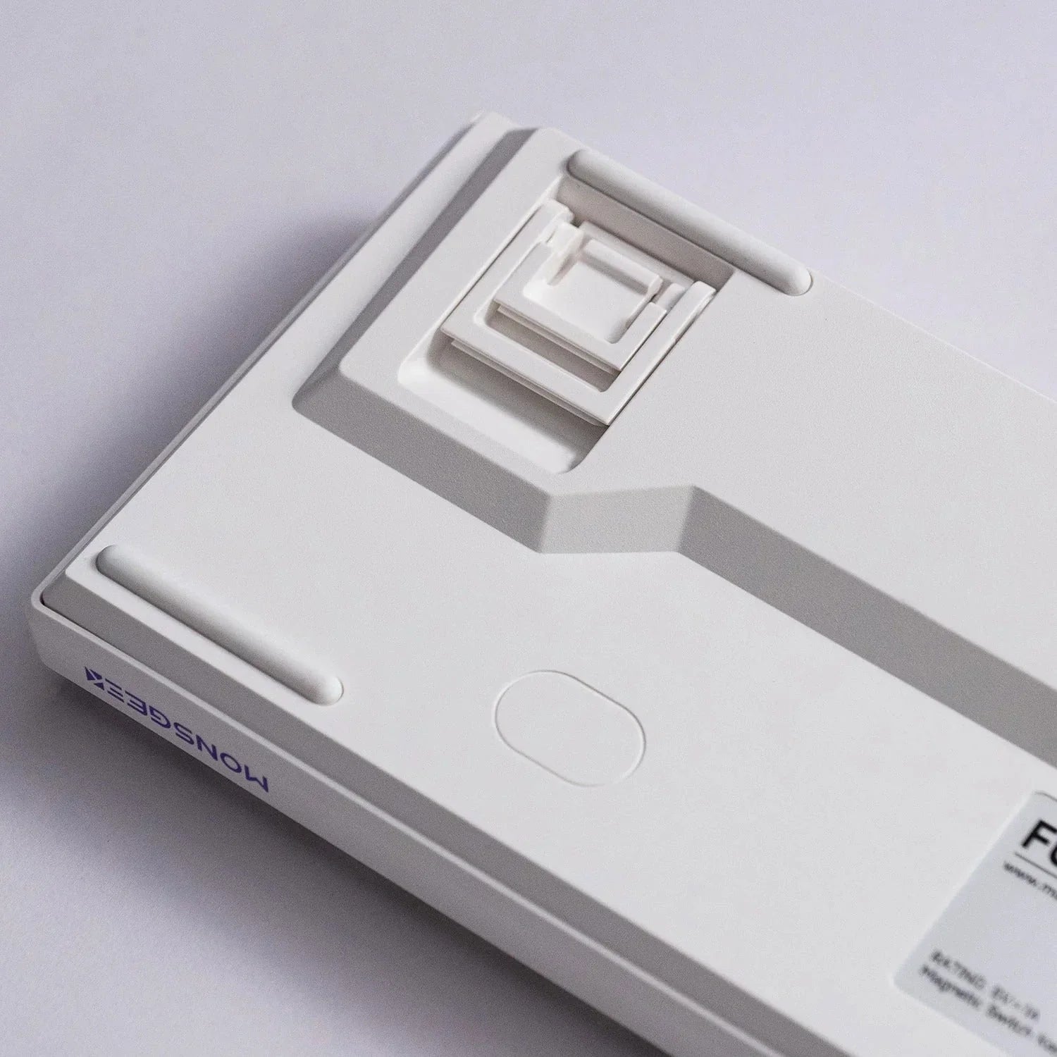 Biała klawiatura mechaniczna z magnetycznymi switchami i personalizowanymi keycapami, idealna do home office