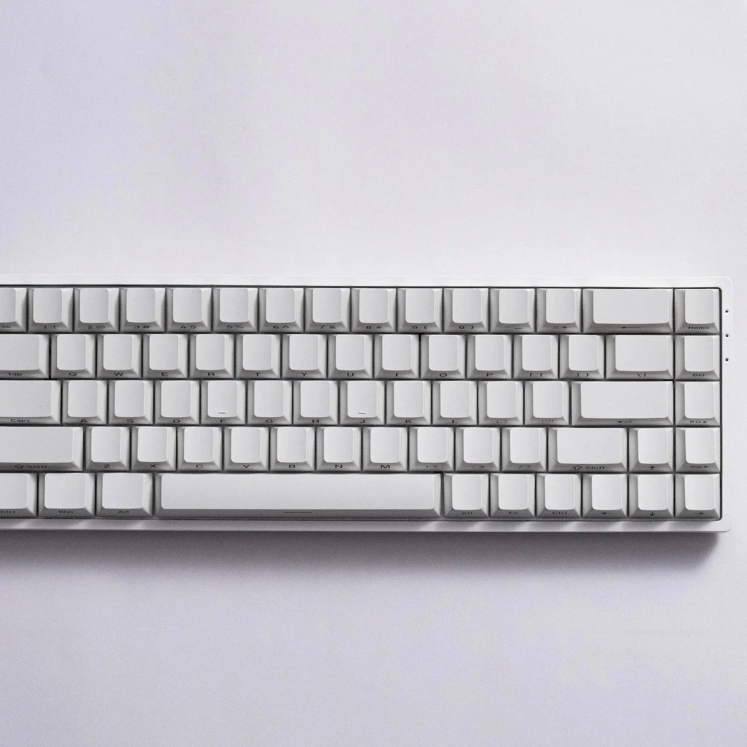 Biała klawiatura mechaniczna do home office, idealna do personalizacji i komfortowej pracy