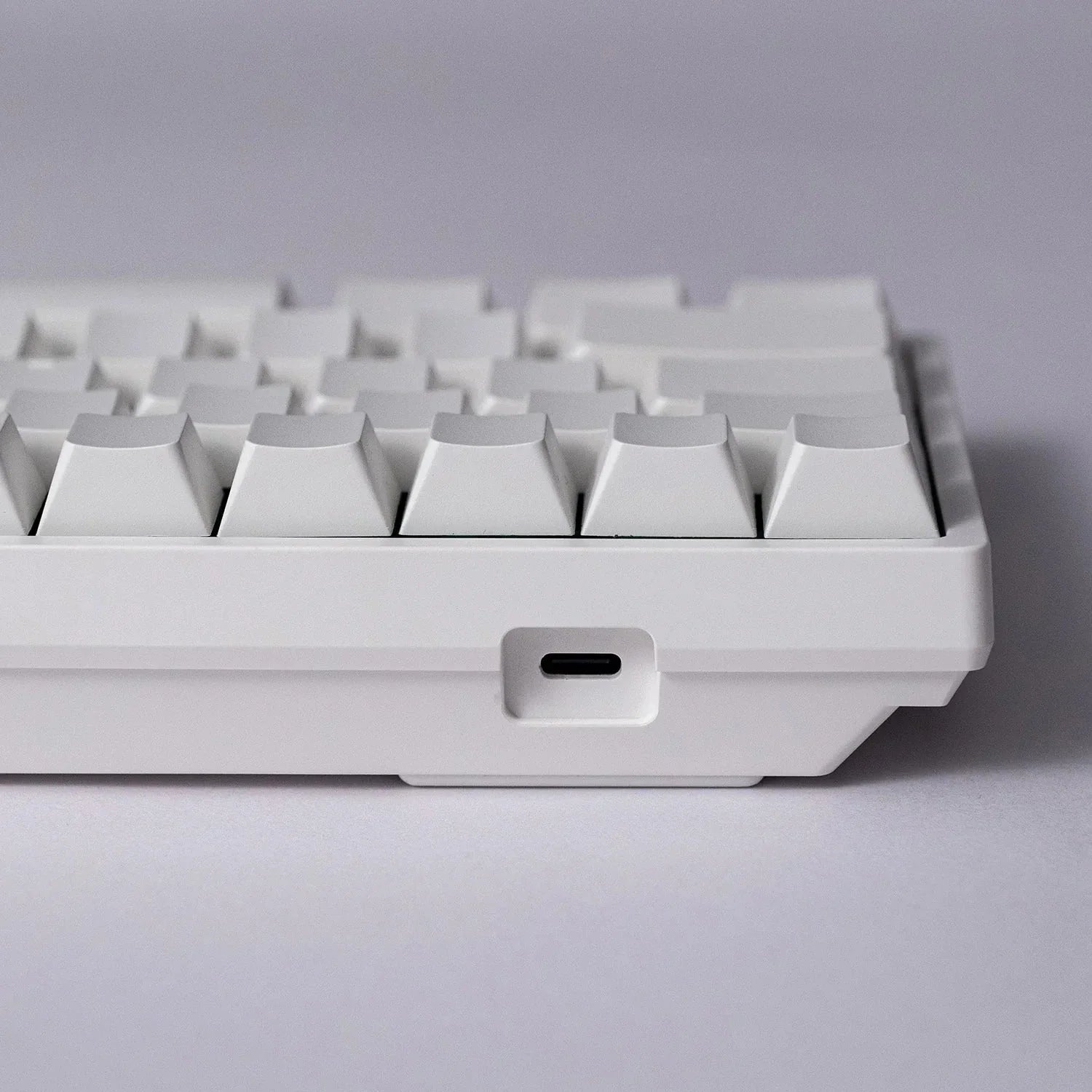 Biała klawiatura mechaniczna z portem USB-C, idealna do home office i personalizacji