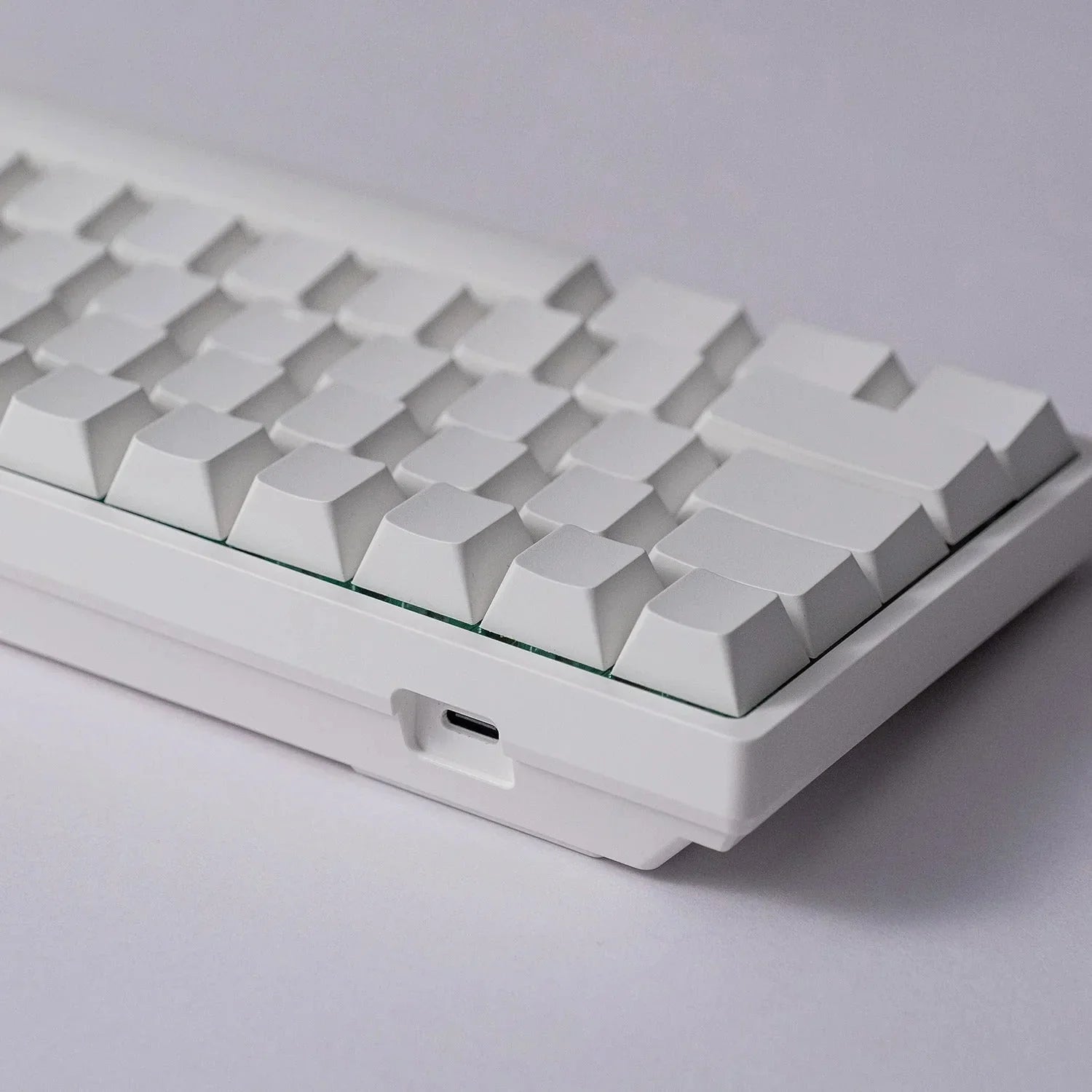Biała klawiatura mechaniczna z USB-C, idealna do home office i personalizacji desk setupu
