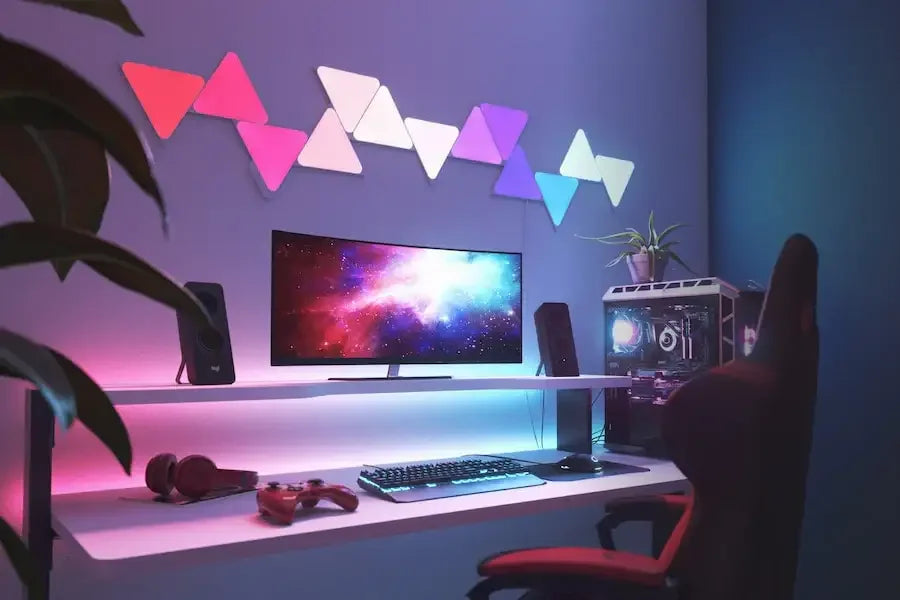 Nowoczesne biurko gamingowe z podświetleniem LED, klawiaturą mechaniczną i panelami RGB na ścianie