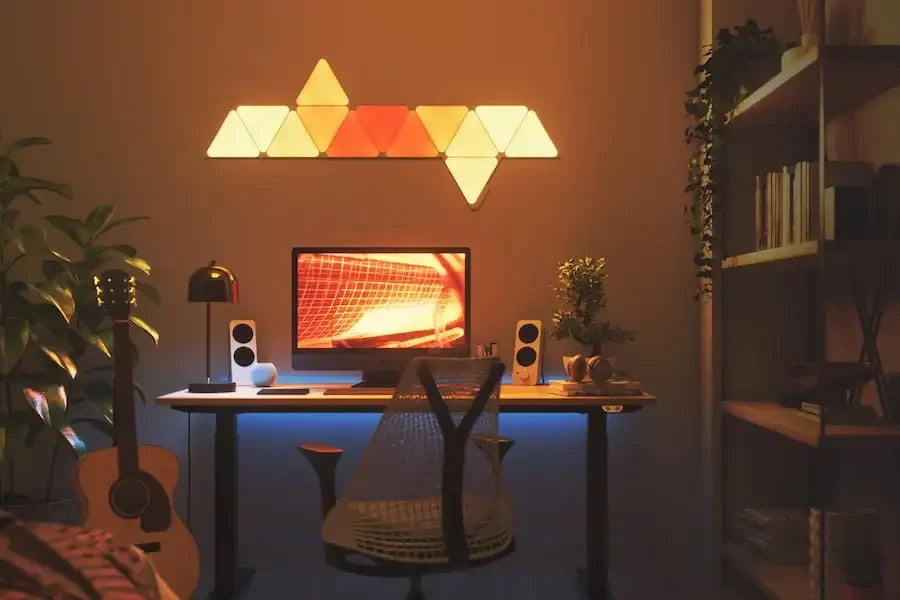 Nowoczesne biurko do home office z podświetleniem LED Nanoleaf i ergonomicznym fotelem