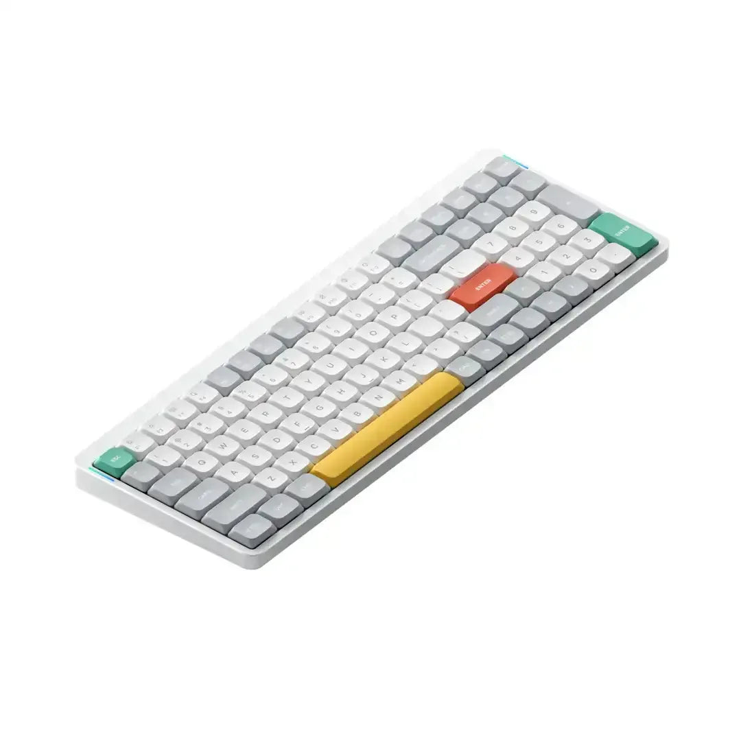 Nowoczesna klawiatura mechaniczna z kolorowymi keycapami na białym tle, idealna do biura.