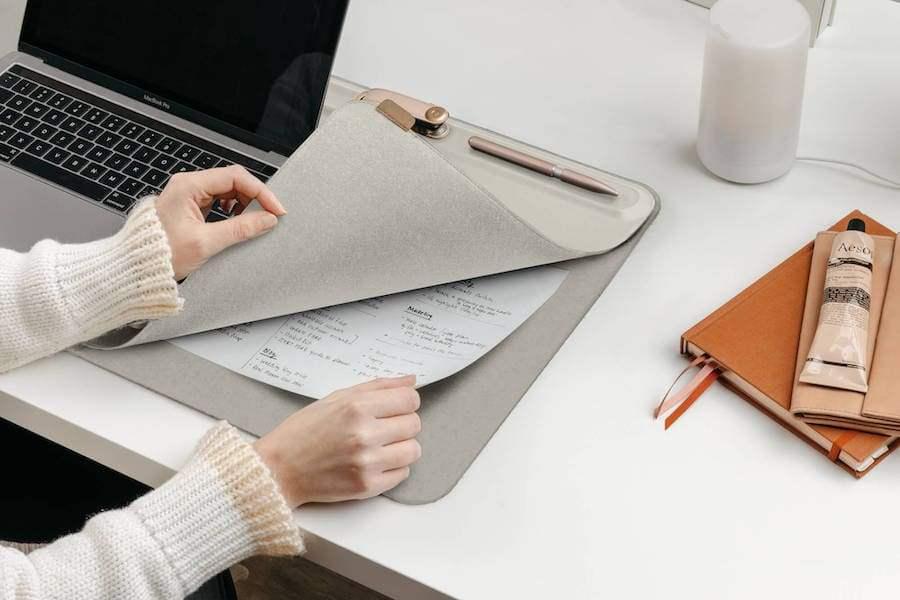 Organizacja biurka z matą na biurko, laptopem i akcesoriami do home office