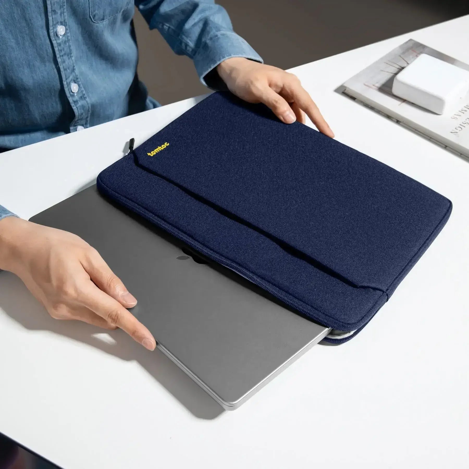 Ochronne etui na laptopa, granatowe, używane przy biurku w aranżacji home office