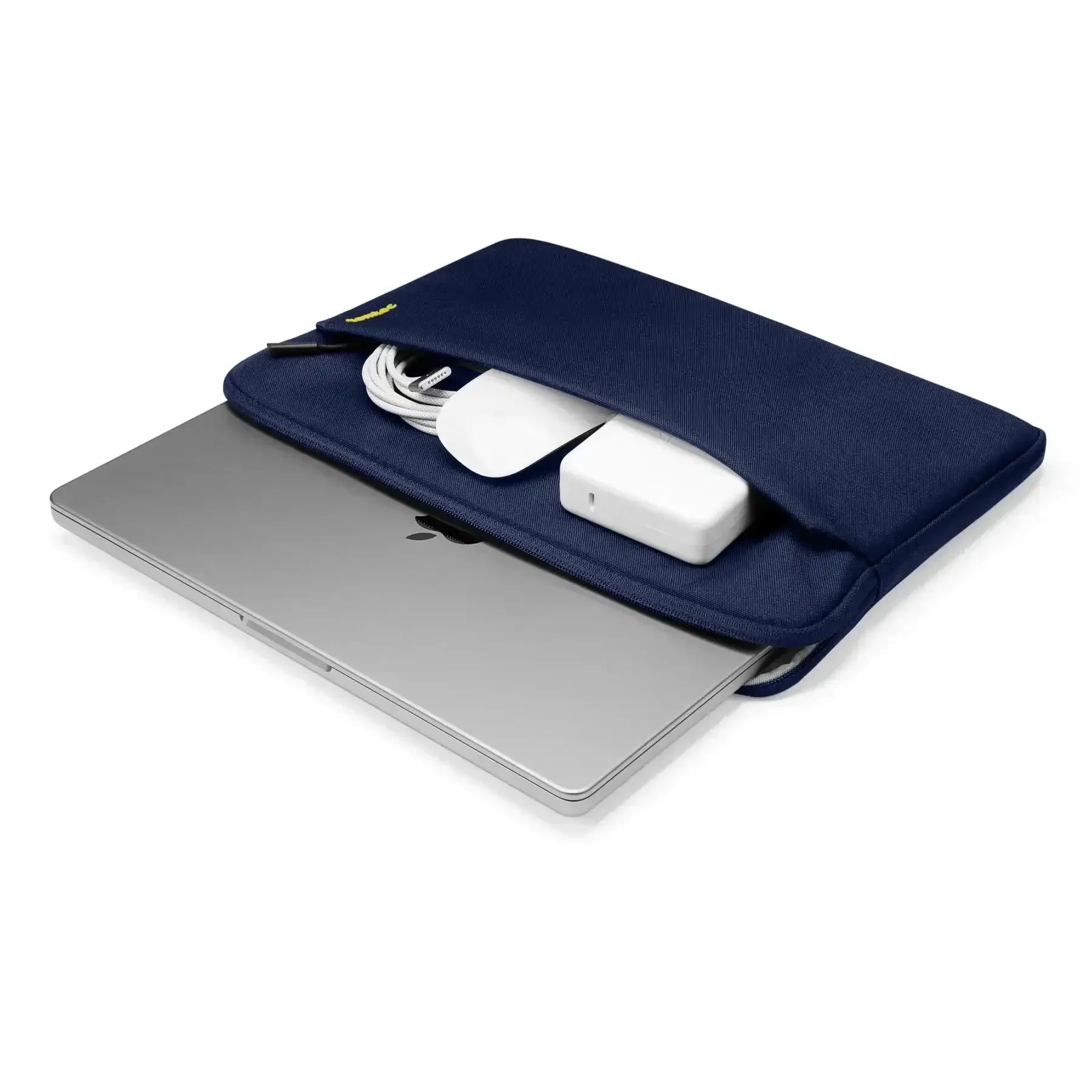 Granatowe etui na laptopa z akcesoriami: myszką, ładowarką i kablem, idealne do home office.