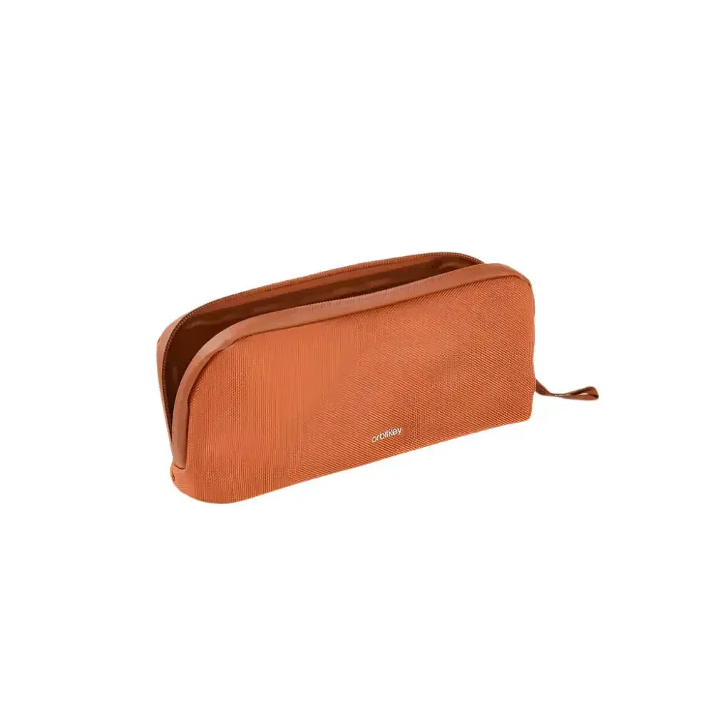 Piórnik materiałowy w kolorze terakoty, nowoczesny design, akcesoria biurowe.