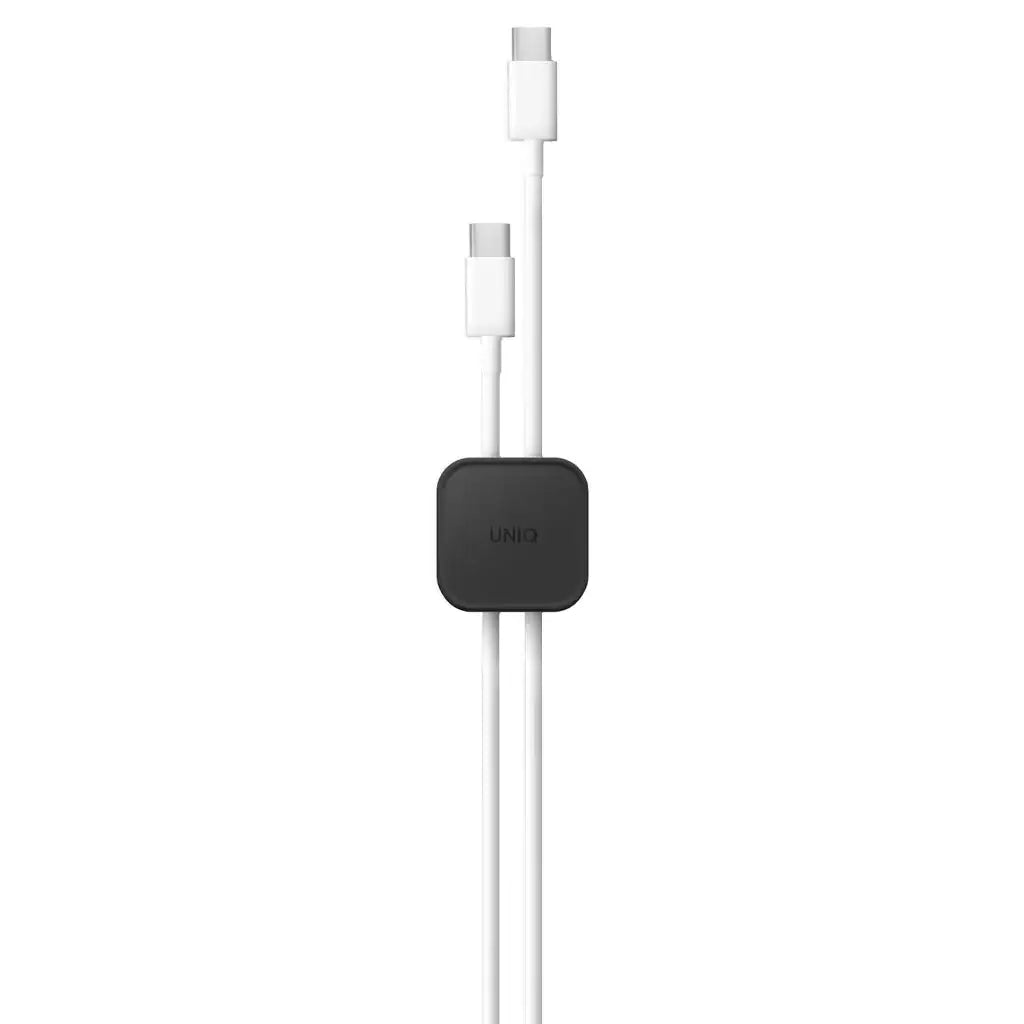 Biały kabel USB-C z czarnym organizerem kabli UNIQ na białym tle