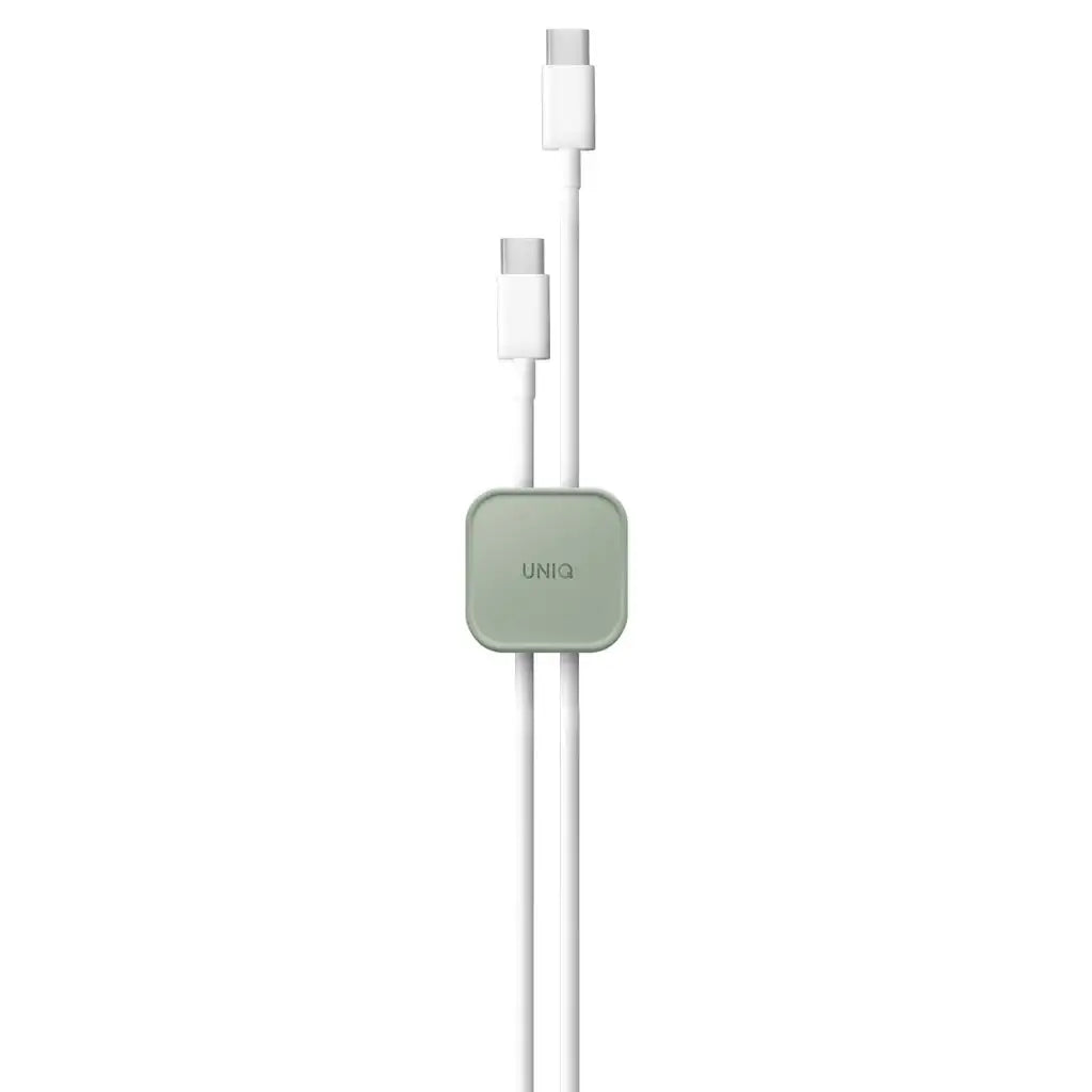 Biały kabel USB-C z zielonym organizerem kabli UNIQ na białym tle
