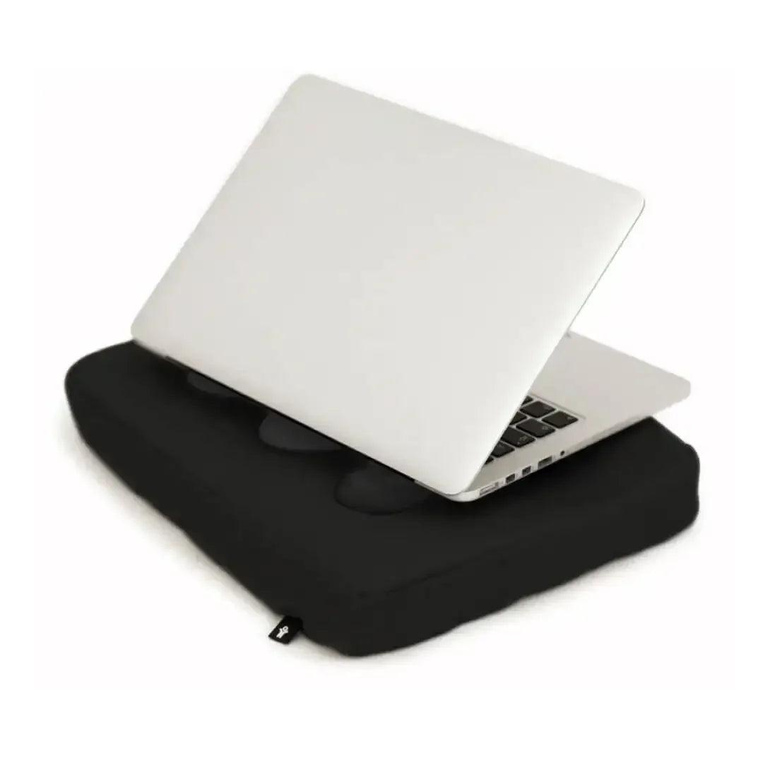 Czarna poduszka pod laptopa z silver laptopem, akcesorium do pracy zdalnej, home office