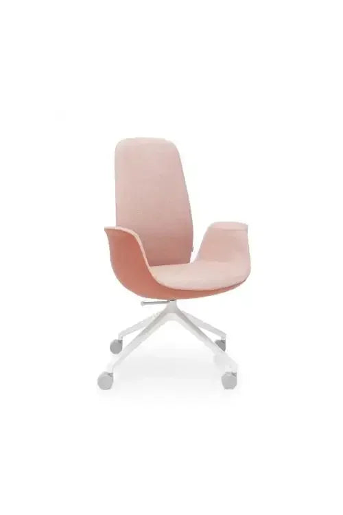 Nowoczesny różowy fotel biurowy na białej podstawie, ergonomiczne krzesło do home office