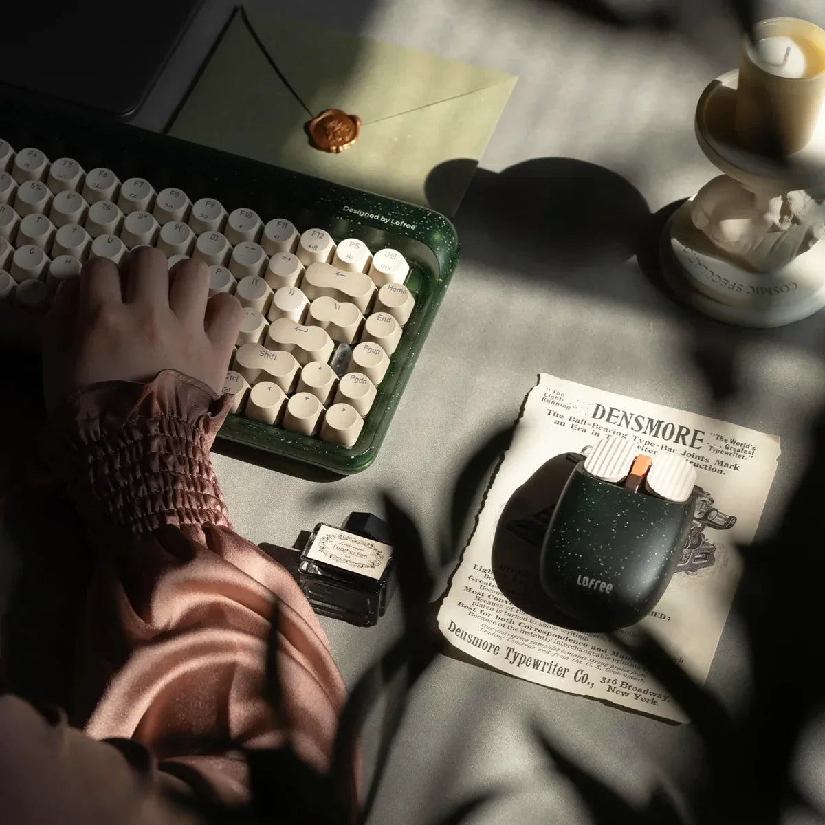 Mechaniczna klawiatura z białymi keycapami i zielonym obudową, idealna do home office i personalizacji