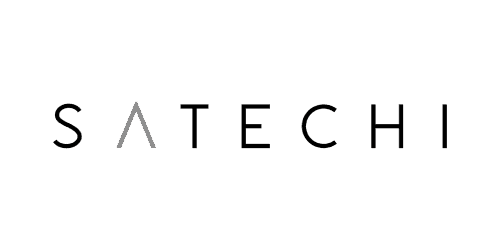 Logo Satechi na jasnym tle, minimalistyczny styl, akcesoria biurowe, desk setup