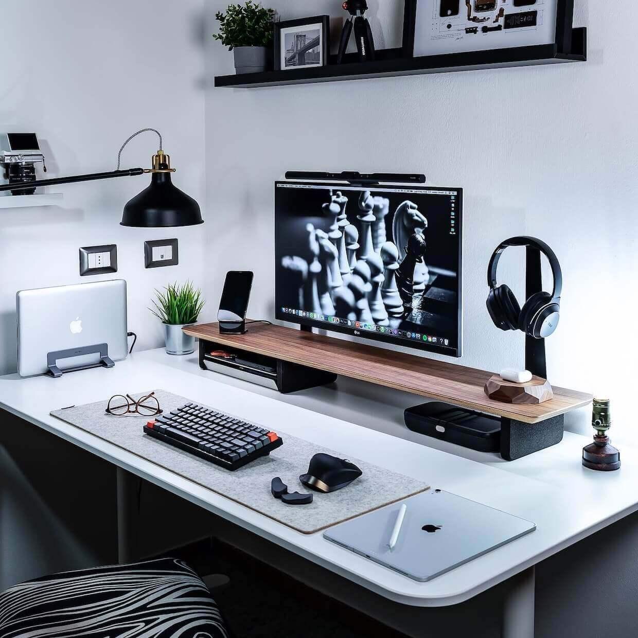 Nowoczesny desk setup z klawiaturą mechaniczną, monitorem i akcesoriami biurowymi