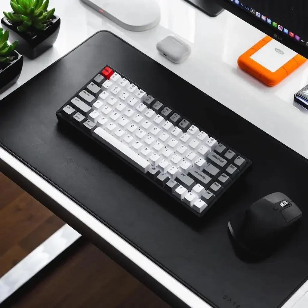 Klawiatura mechaniczna na biurku, akcesoria biurowe, setup home office, mata na biurko