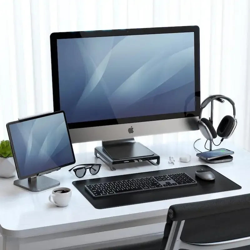 Nowoczesny desk setup z monitorem, klawiaturą mechaniczną, słuchawkami, podstawką i matą biurową