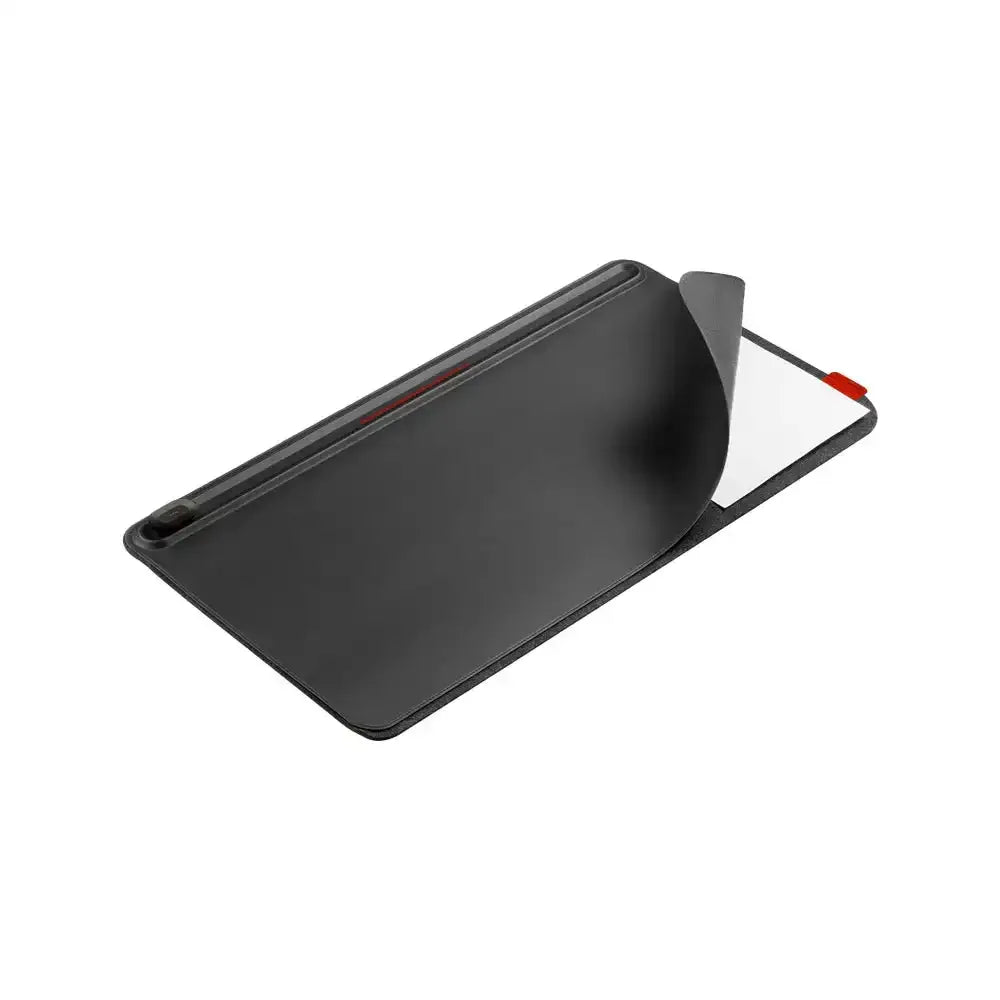 Czarna mata na biurko typu desk mat z organizerem, idealna do home office
