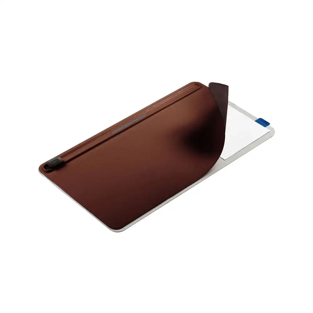 Brązowa podkładka na biurko Orbitkey Star Wars z uchylaną klapką, na białym tle