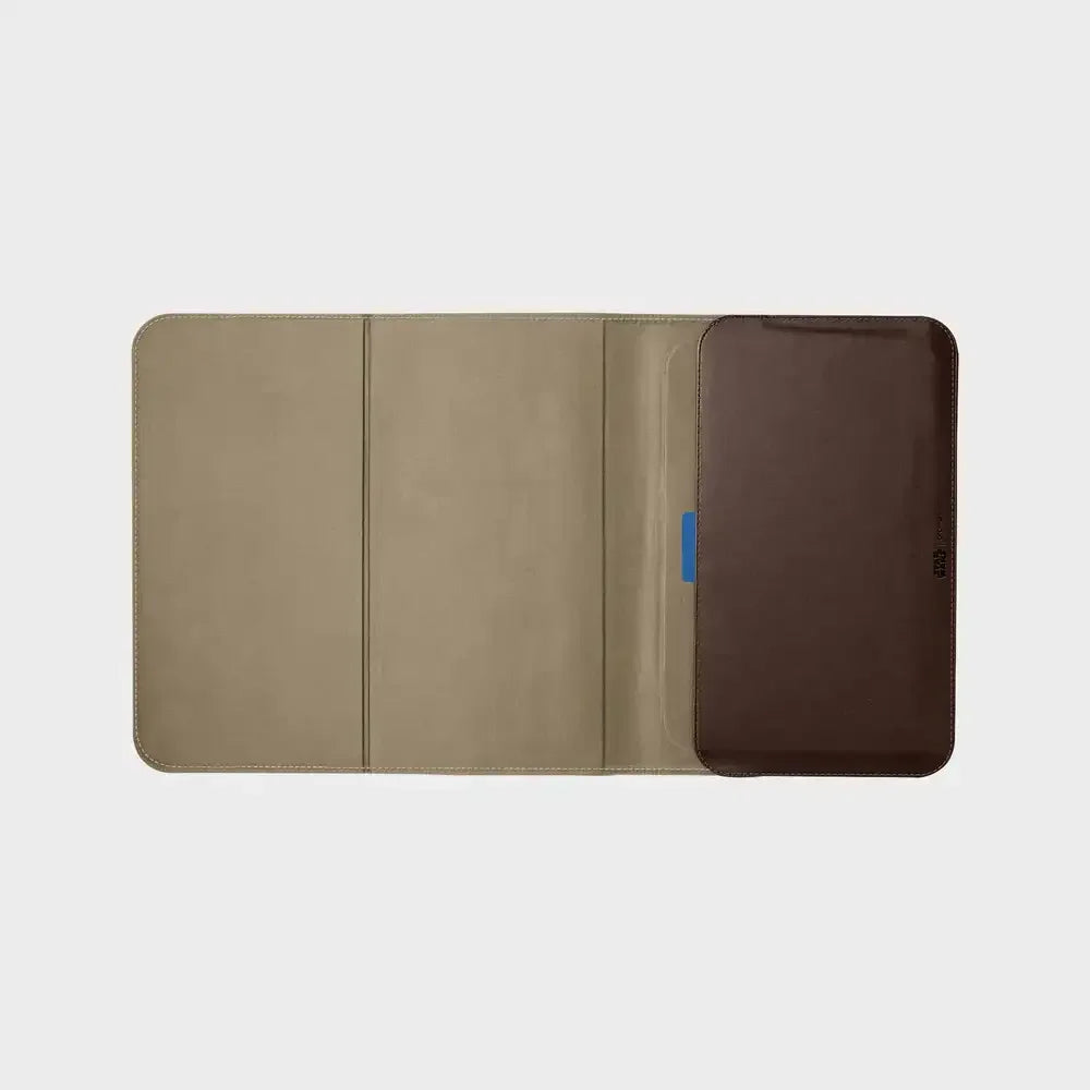 Hybrydowe etui na laptopa 14 cali, brązowe, otwarte, minimalistyczny design