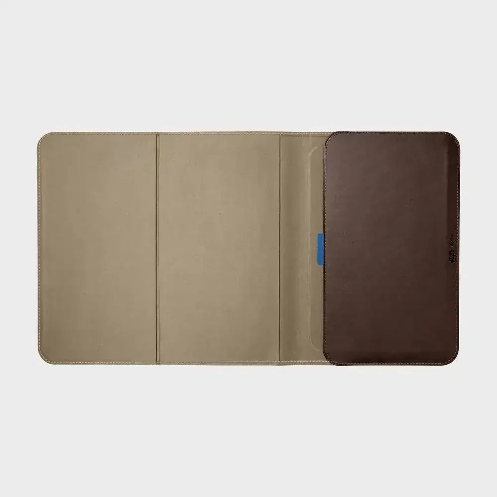 Etui na laptopa 16 cali, brązowo-beżowe, otwarte, minimalistyczny design, akcesorium biurowe