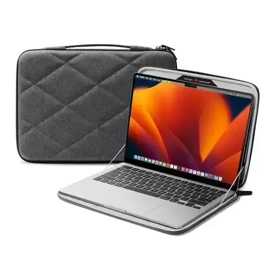 Szara torba ochronna na laptop 13 cali, otwarta przy komputerze biurowym