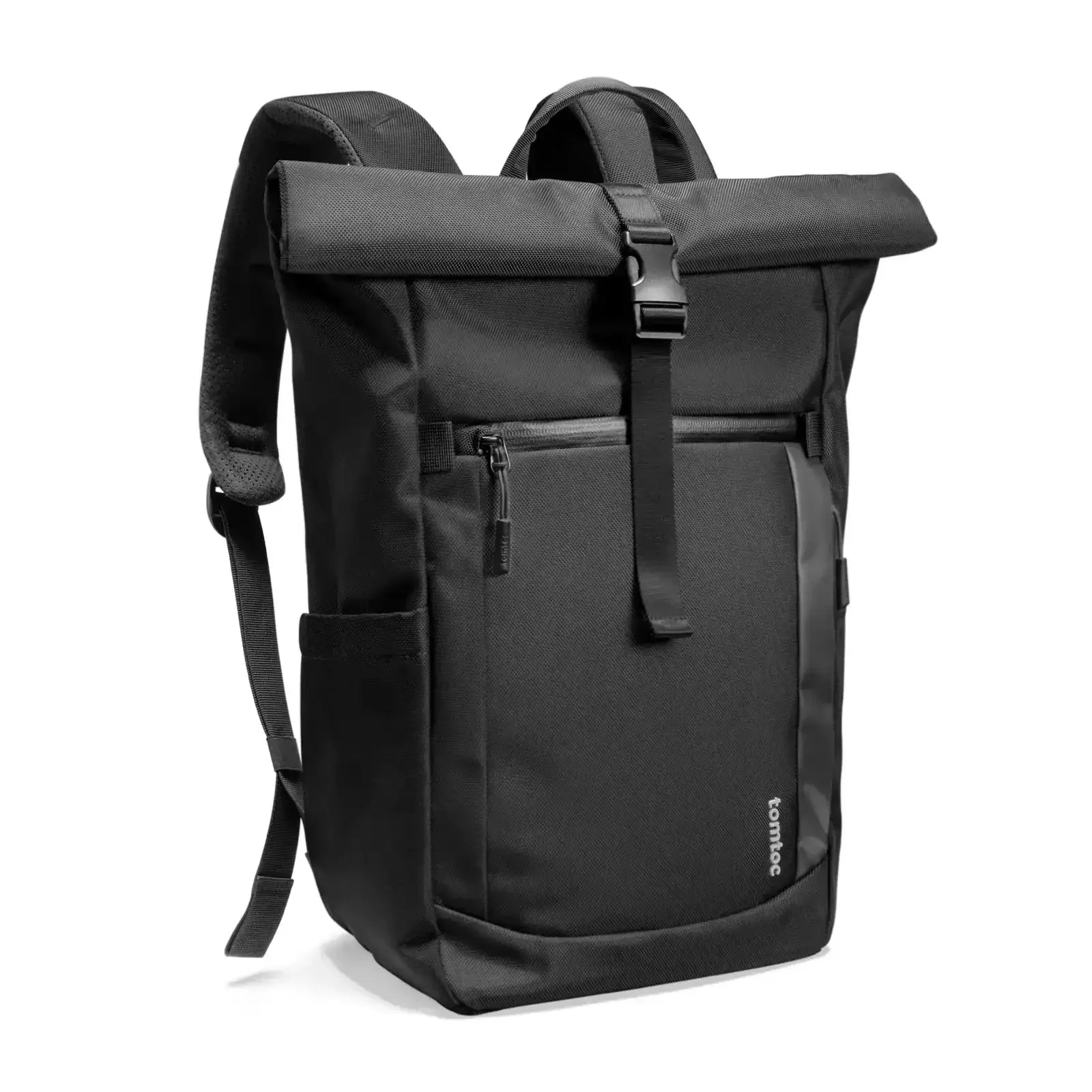 Czarny plecak miejski z zamknięciem rolowanym i przednią kieszenią na laptopa, minimalistyczny design.