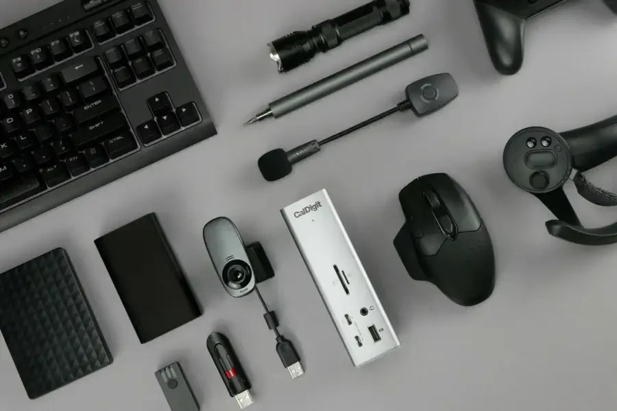 Stacja dokująca Thunderbolt 4 z ośmioma portami USB na biurku, obok klawiatury i akcesoriów