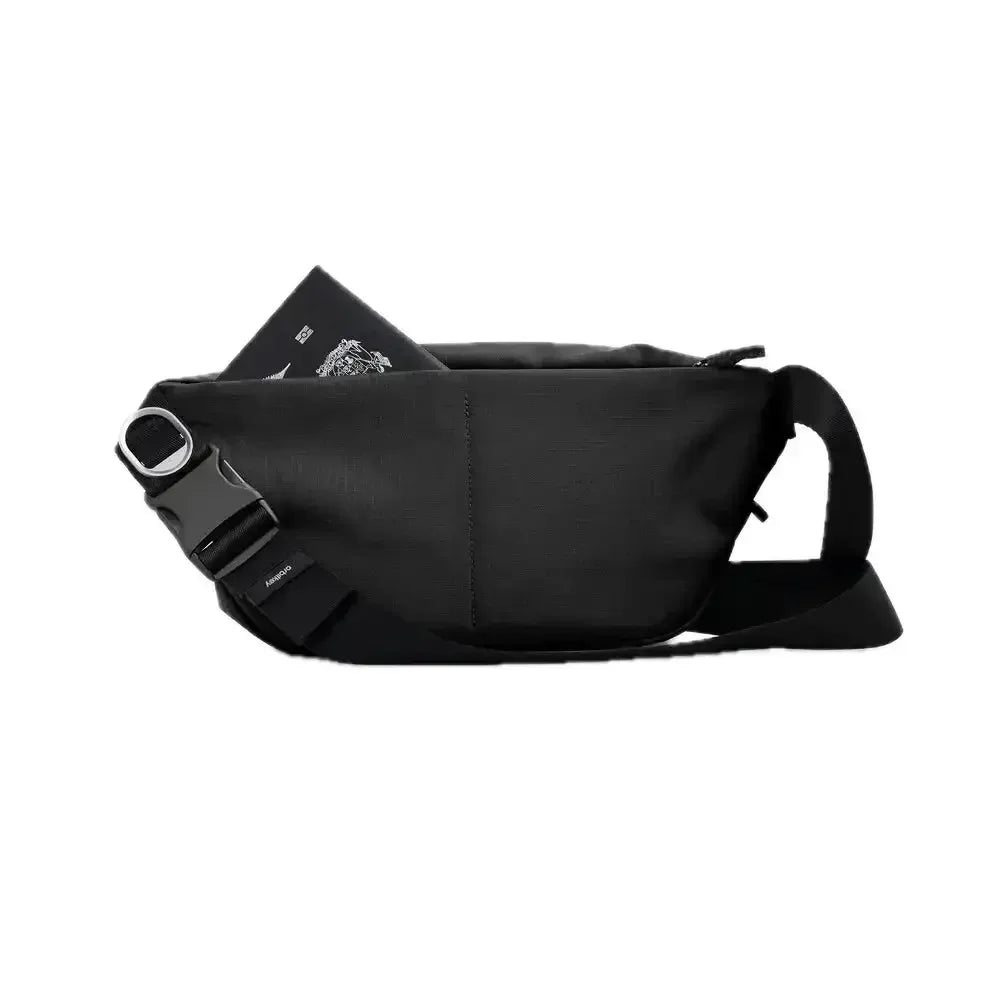 Czarna torba na ramię typu sling bag z kieszenią, minimalistyczny design