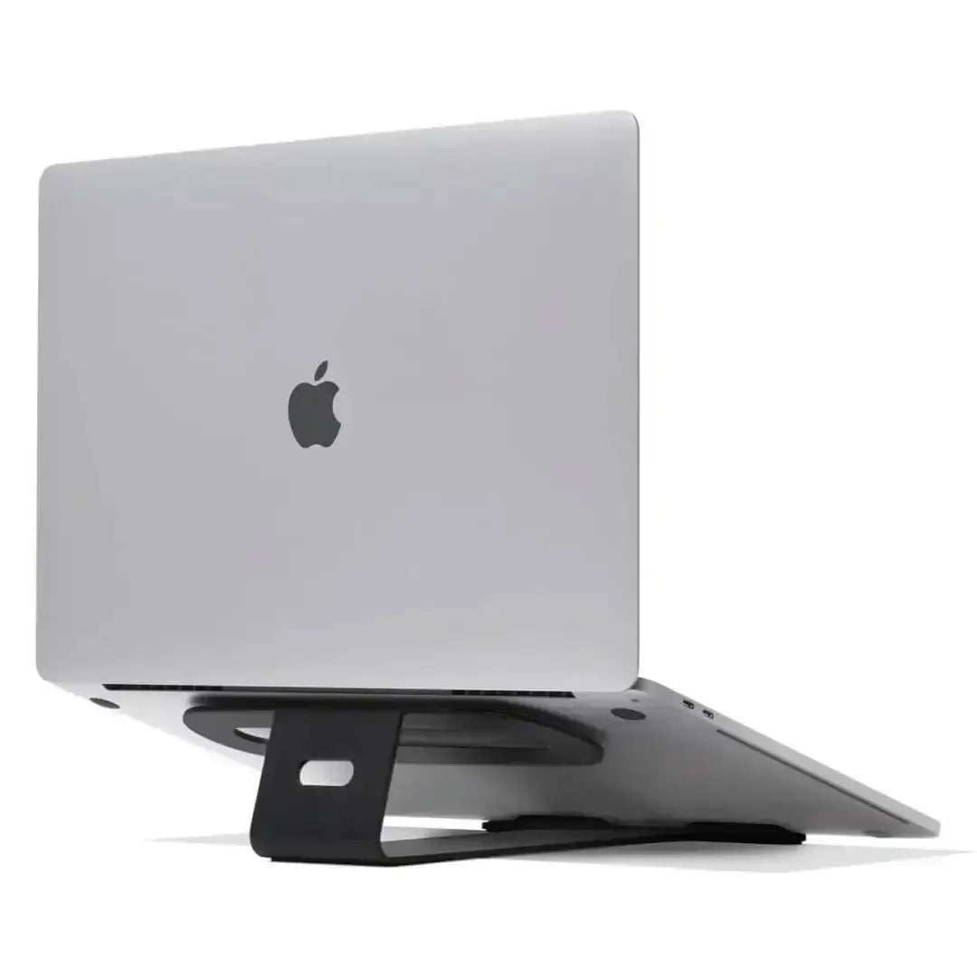 Aluminiowy laptop na czarnym stojaku biurkowym, ergonomiczne akcesorium do home office