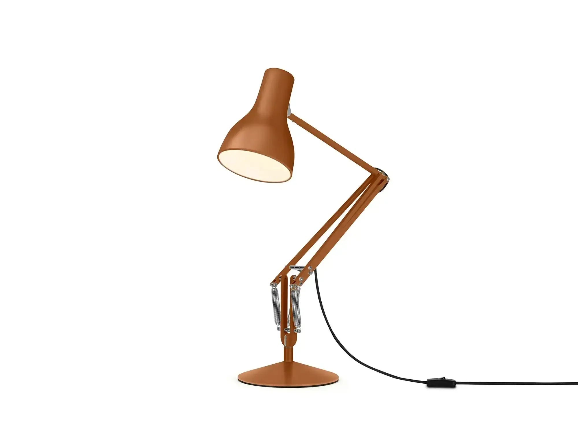 Brązowa lampka biurkowa z regulowanym ramieniem, idealna do nowoczesnego biura home office