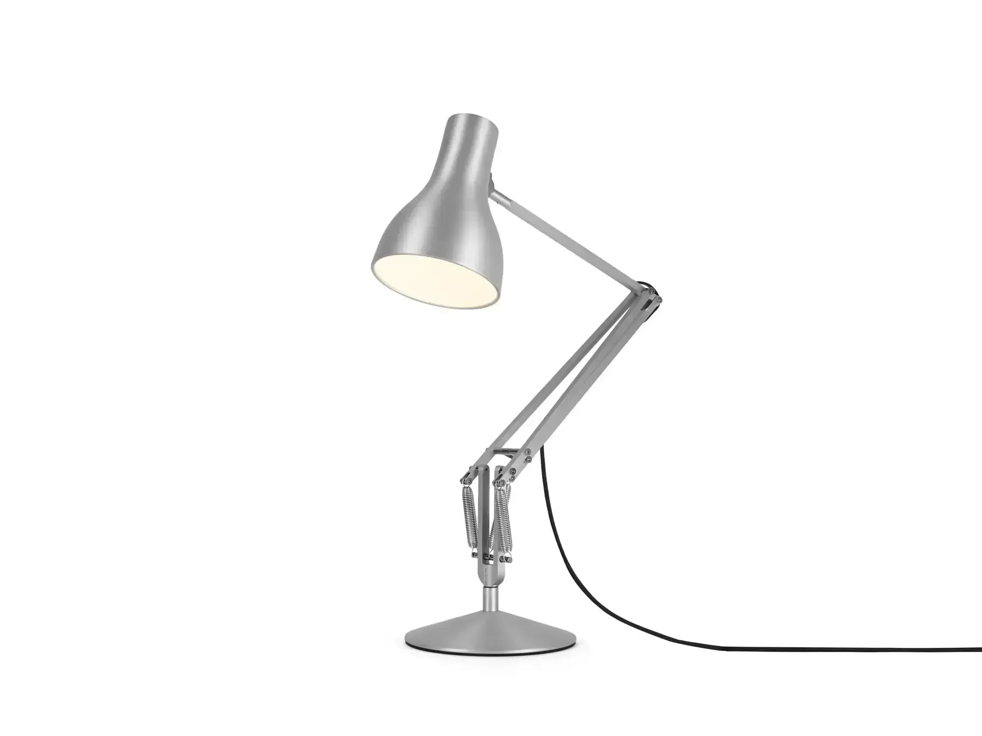 Srebrna lampka biurkowa z regulowanym ramieniem na białym tle, nowoczesny design